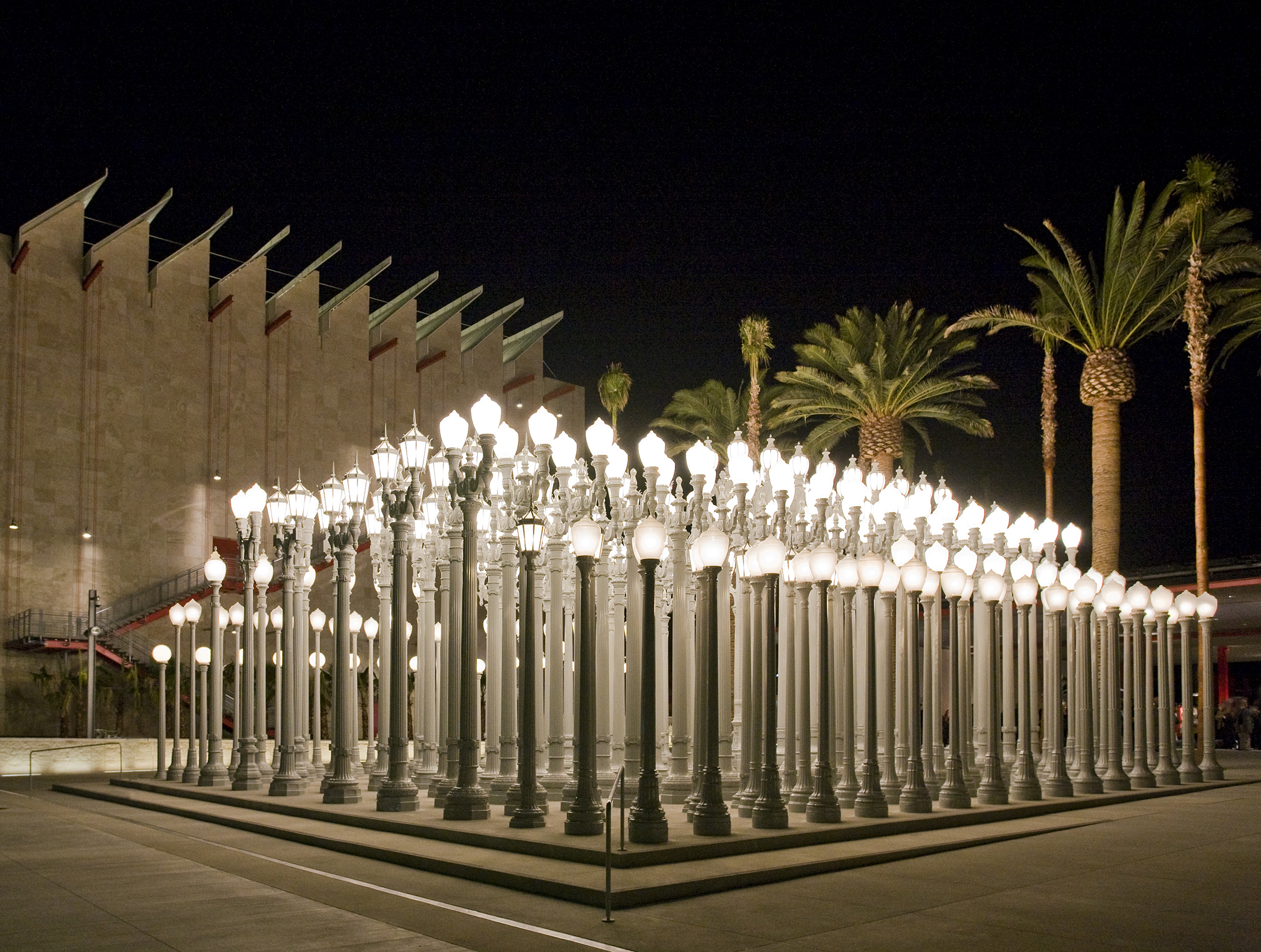 Chris Burden, Urban Light, 2008, Los Angeles County Museum of Art. © Chris Burden/licensed by The Chris Burden Estate and Artists Rights Society (ARS), New York. Photo: © Museum Associates/LACMA