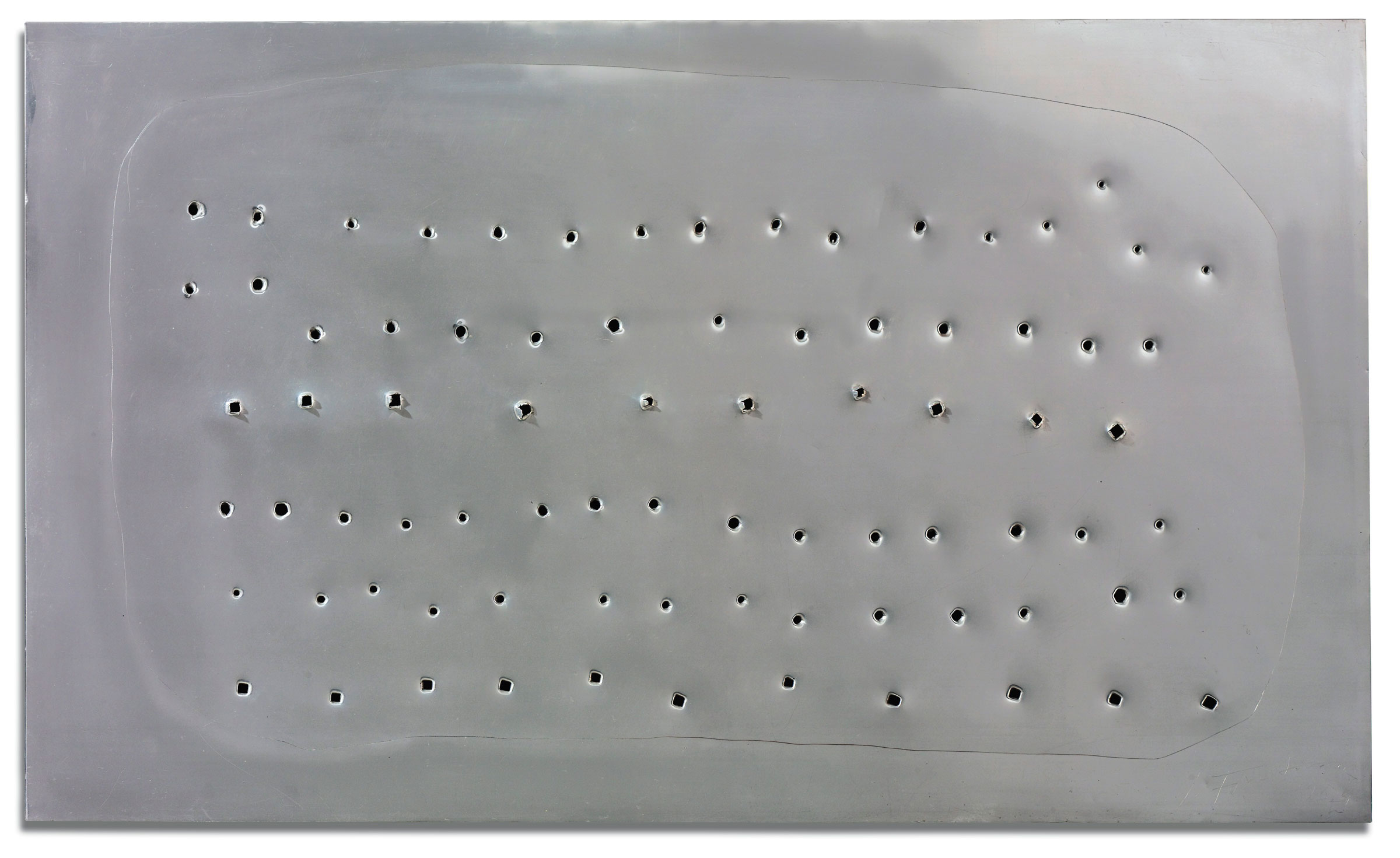 盧齊歐&middot;封塔納（1899-1968），《空間概念》，1954年作。鋼材。23 3/8 x 39 3/8吋（60 x 100公分）。估價：3,500,000 &ndash; 5,500,000英鎊。此作將於2019年10月4日在佳士得倫敦「意大利思潮」拍賣呈獻。作品&copy; Lucio Fontana/SIAE/DACS, London 2019