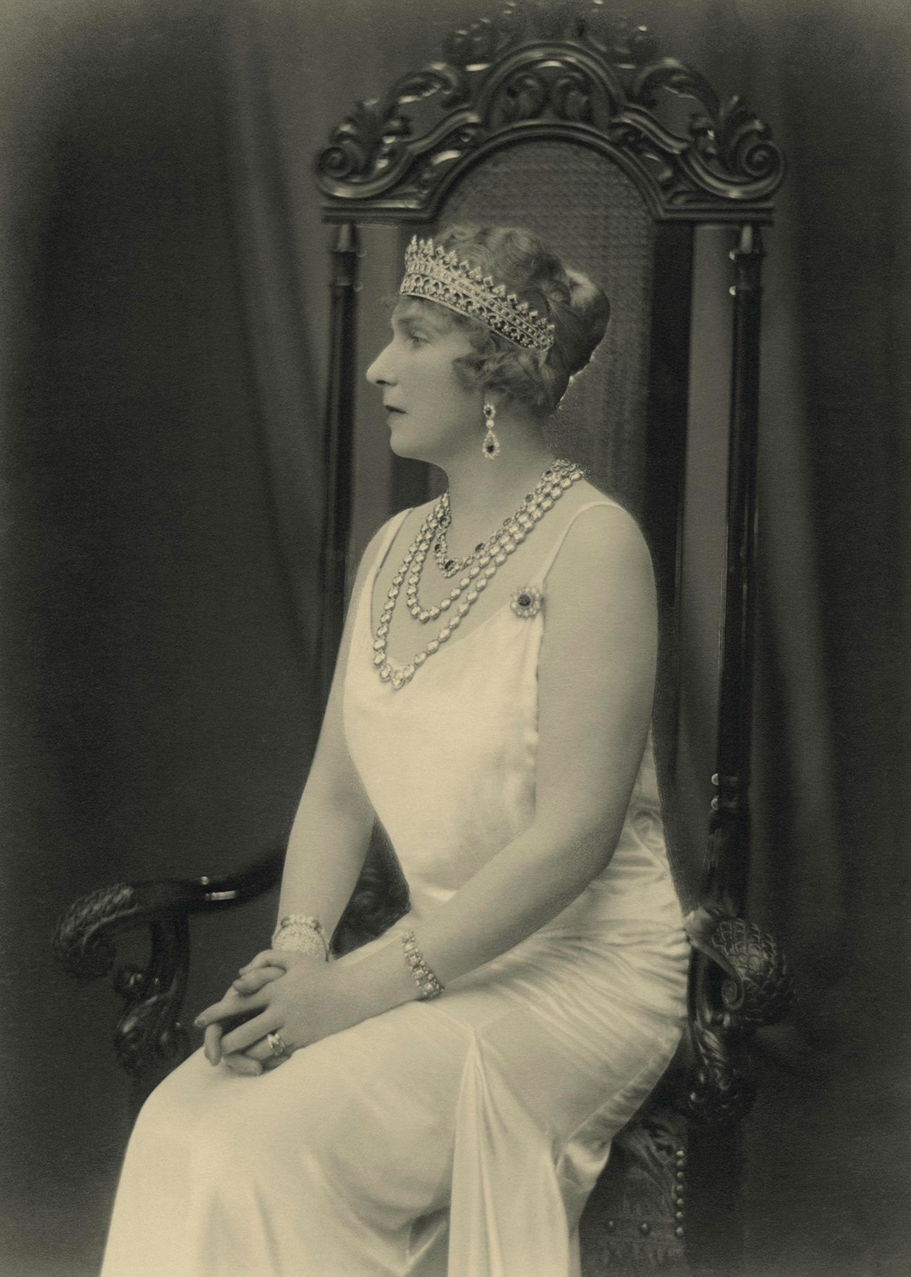 queen-victoria-brooch-left