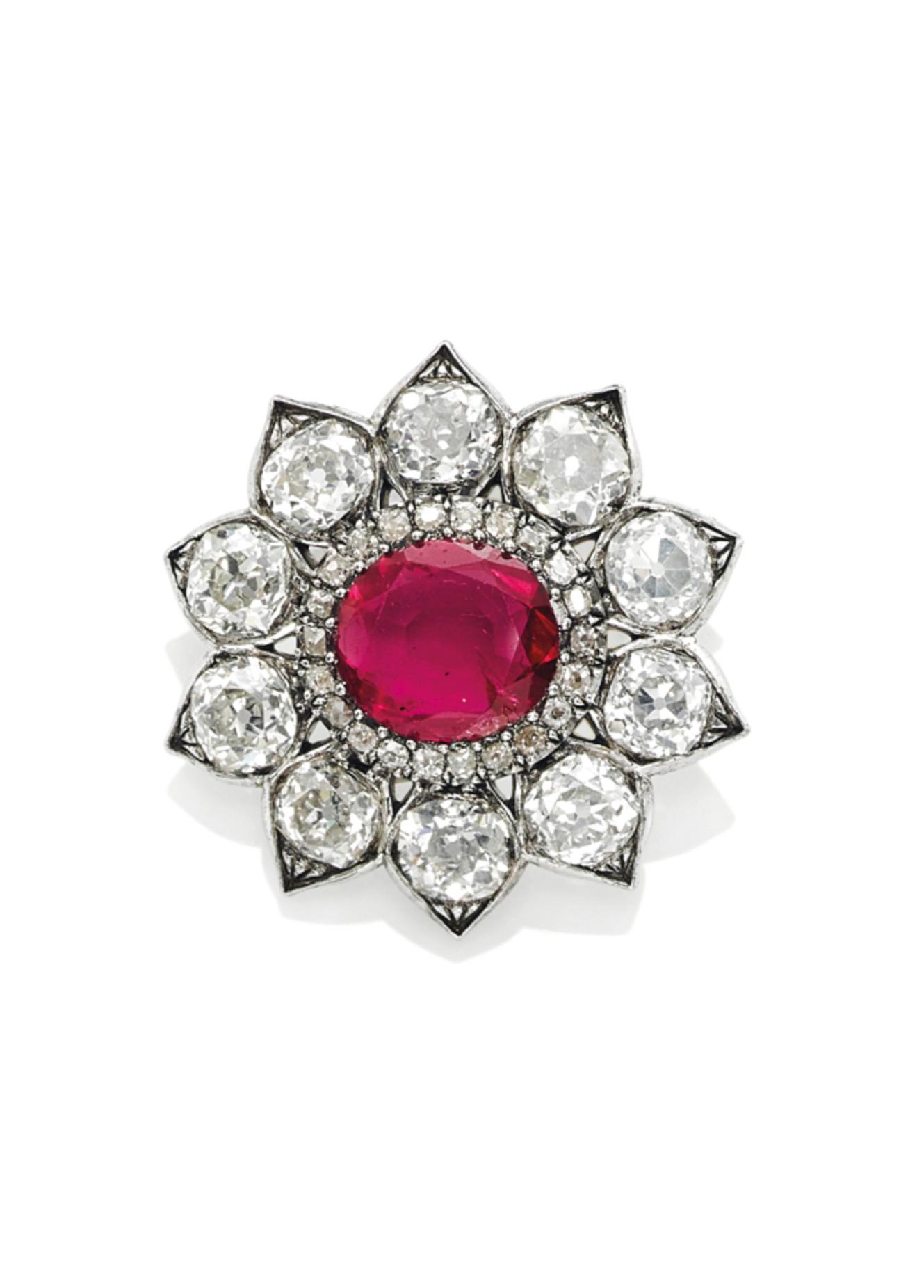 紅寶石及鑽石胸針/吊墜。2016年5月18日於佳士得日內瓦售出，成交價365,000瑞士法郎
