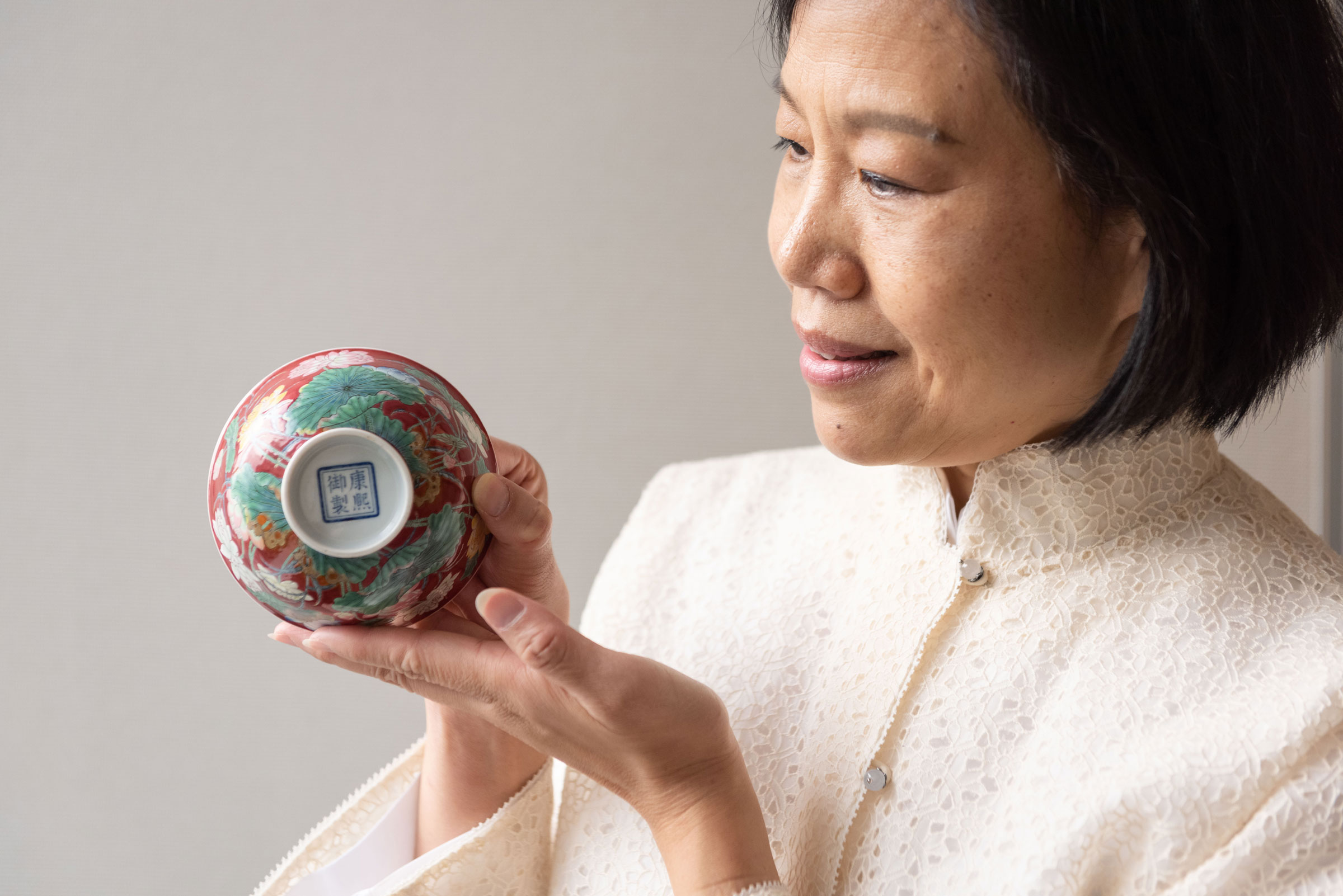 Christie’s Head of Chinese Ceramics and Works of Art, Chi Fan Tsang, shows off the blue enamelled reign mark on the base of the Qing-dynasty falangcai bowl. Sold for HK$87,200,000 on 27 November 2019 at Christie’s in Hong Kong