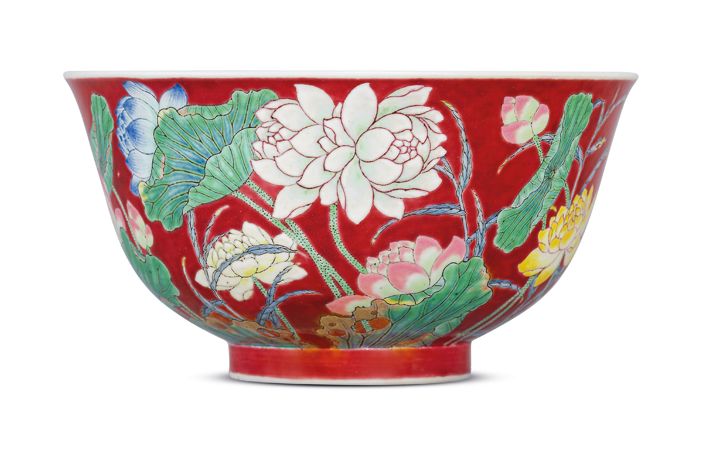 清康熙約六十一年 御製胭脂紅地琺瑯彩千葉蓮紋盌 藍料雙方框「康熙御製」宋體款。直徑4 3/8吋(11公分),連盒。2019年11月27日在佳士得香港售出,成交價87,200,000港元