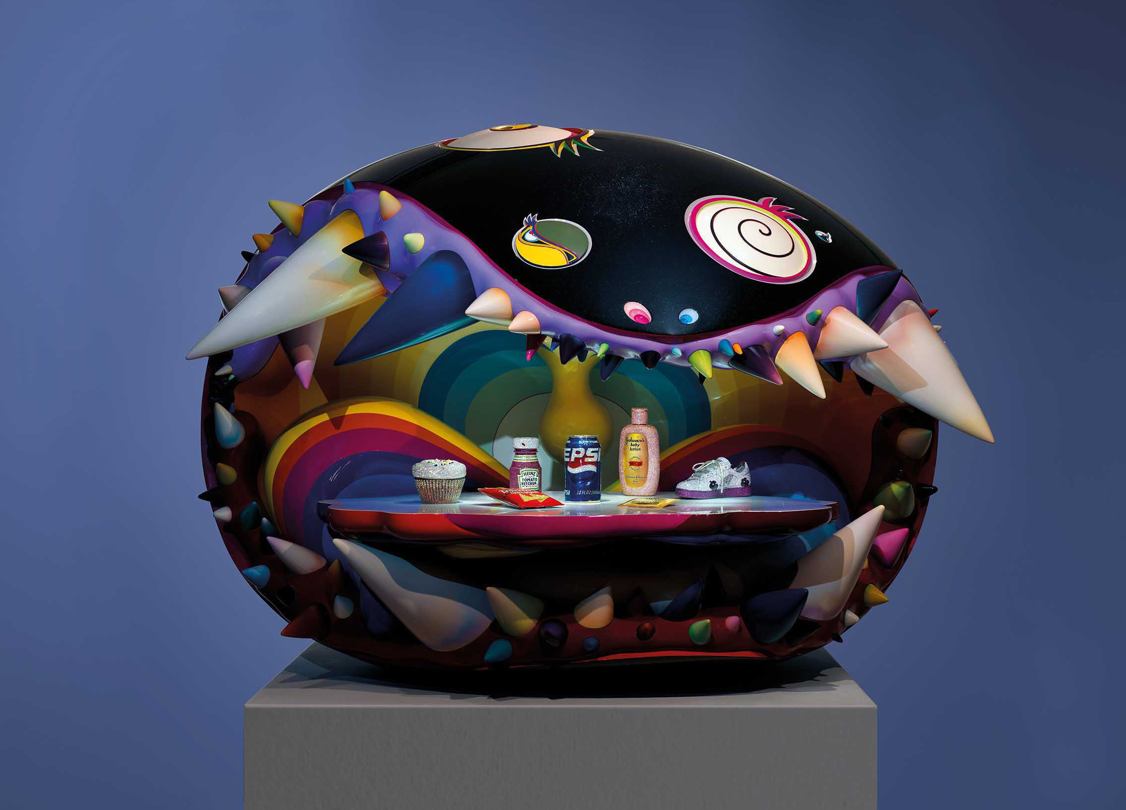 村上隆(1962年生);及菲瑞·威廉斯 (1973年生),《The Simple Things》,2008-2009年作。玻璃纖維 鋼 LED 燈 壓克力 七件鑲有紅、藍、綠寶石和鑽石的黃金(白、黃、粉紅) 製品。整體:188 x 110 x 101公分 (74 x 43 1/4 x 39 ¾吋)。2019年11月23日於佳士得香港售出,成交價21,725,000港元