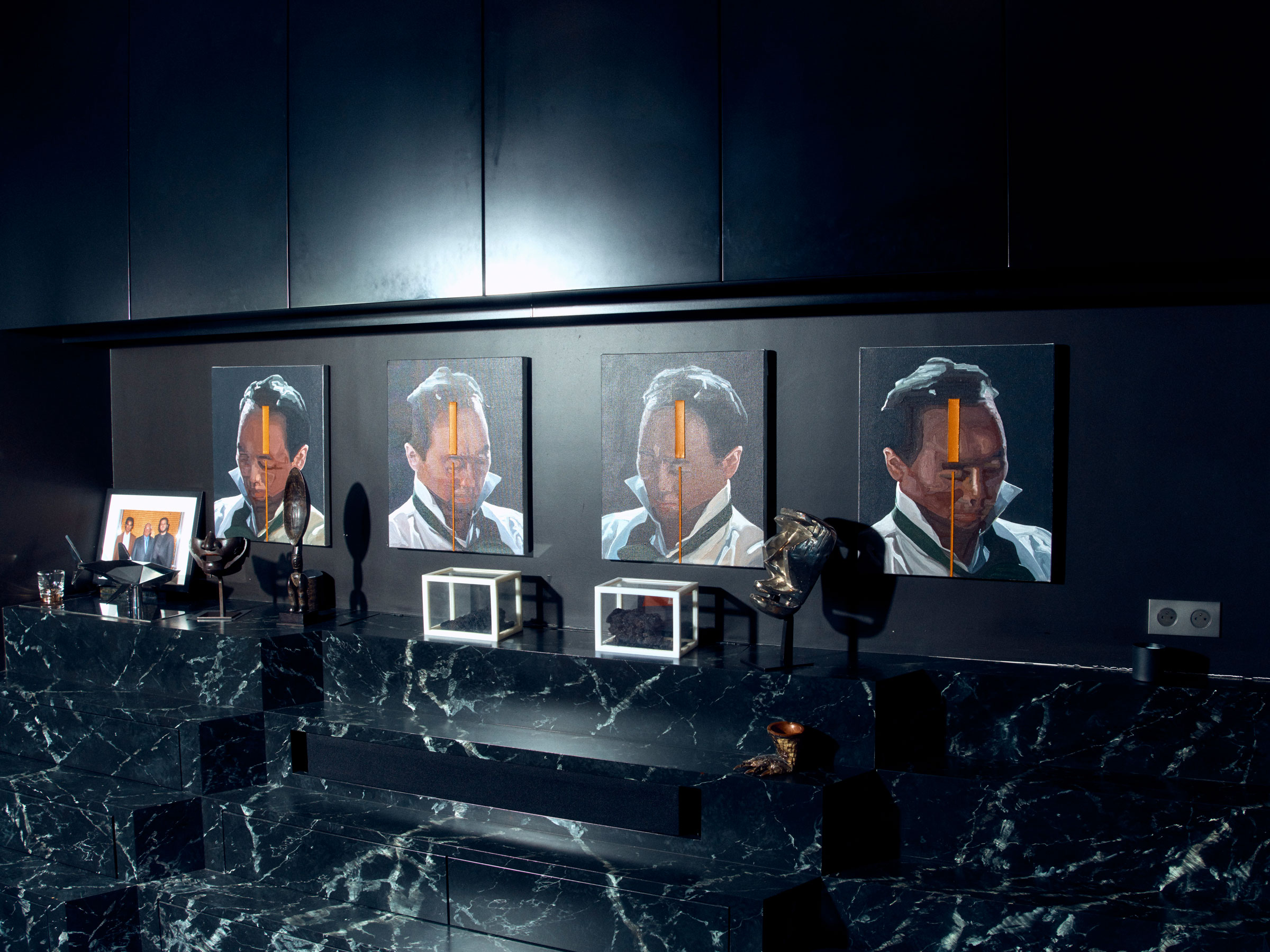 藝術品包括汪建偉的《表面XI》，2014年作；下方為何翔宇的《可樂計劃——萃取》，2009至2010年作。藝術品：© 何翔宇 © Bertrand Lavier，DACS 2020