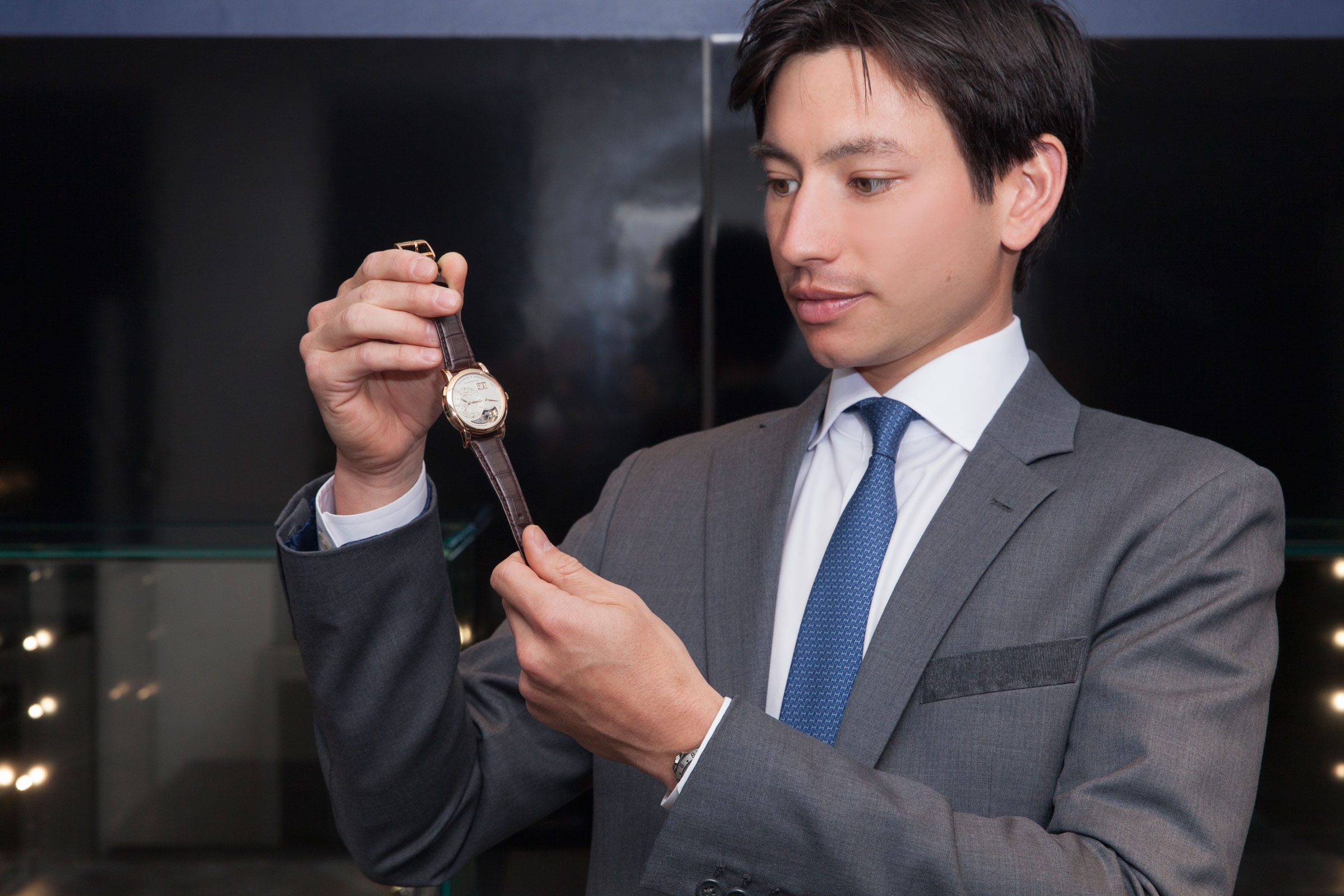 Ryan欣赏朗格的18K红金Lange 1 Tourbillon款陀飞轮腕表,型号704.032