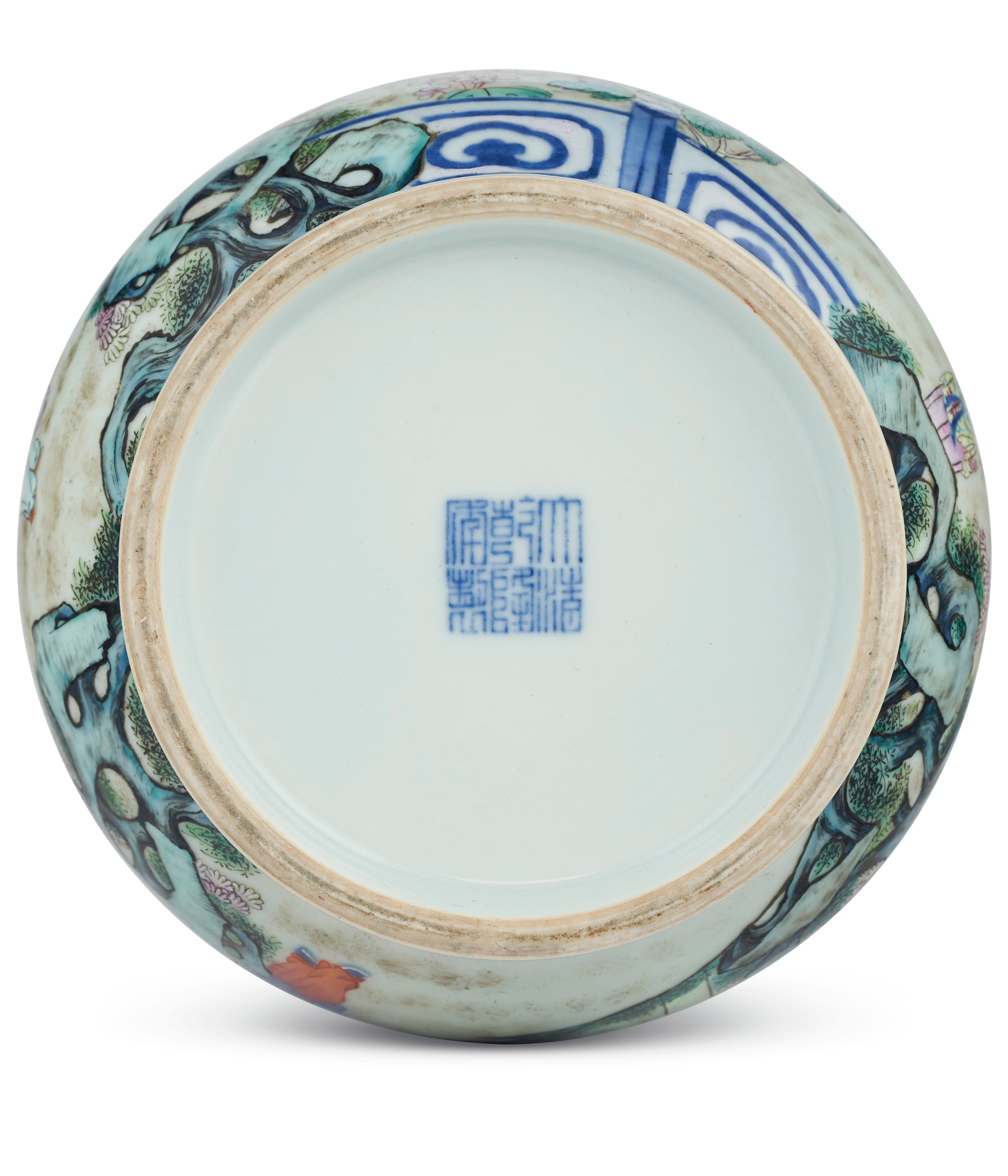 每件壯罐底部的年款表明其於乾隆年間（1736至1795年）燒造