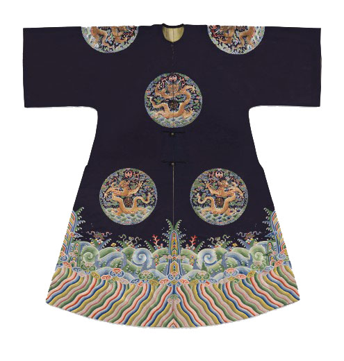 清乾隆 御製石青緞繡八團五爪龍錦褂,長58½ 吋(149.5公分)x 寬59吋(150 公分)。售價待詢。瀏覽所有現供私人洽購的亞洲及世界藝術精品