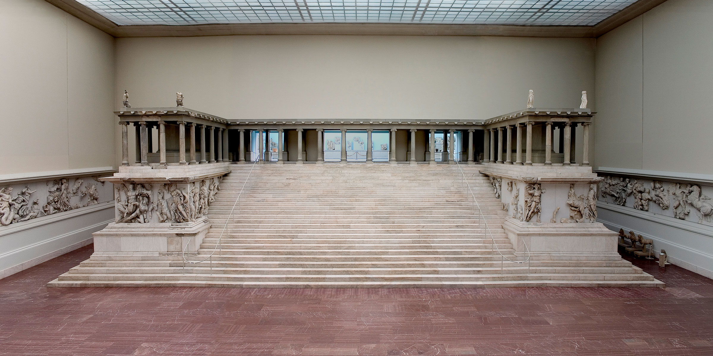 Overall view of the Pergamon Altar, built in first half of 2nd century BC. Photo: © Staatliche Museen zu Berlin, Antikensammlung / Photographer: Johannes Laurentius