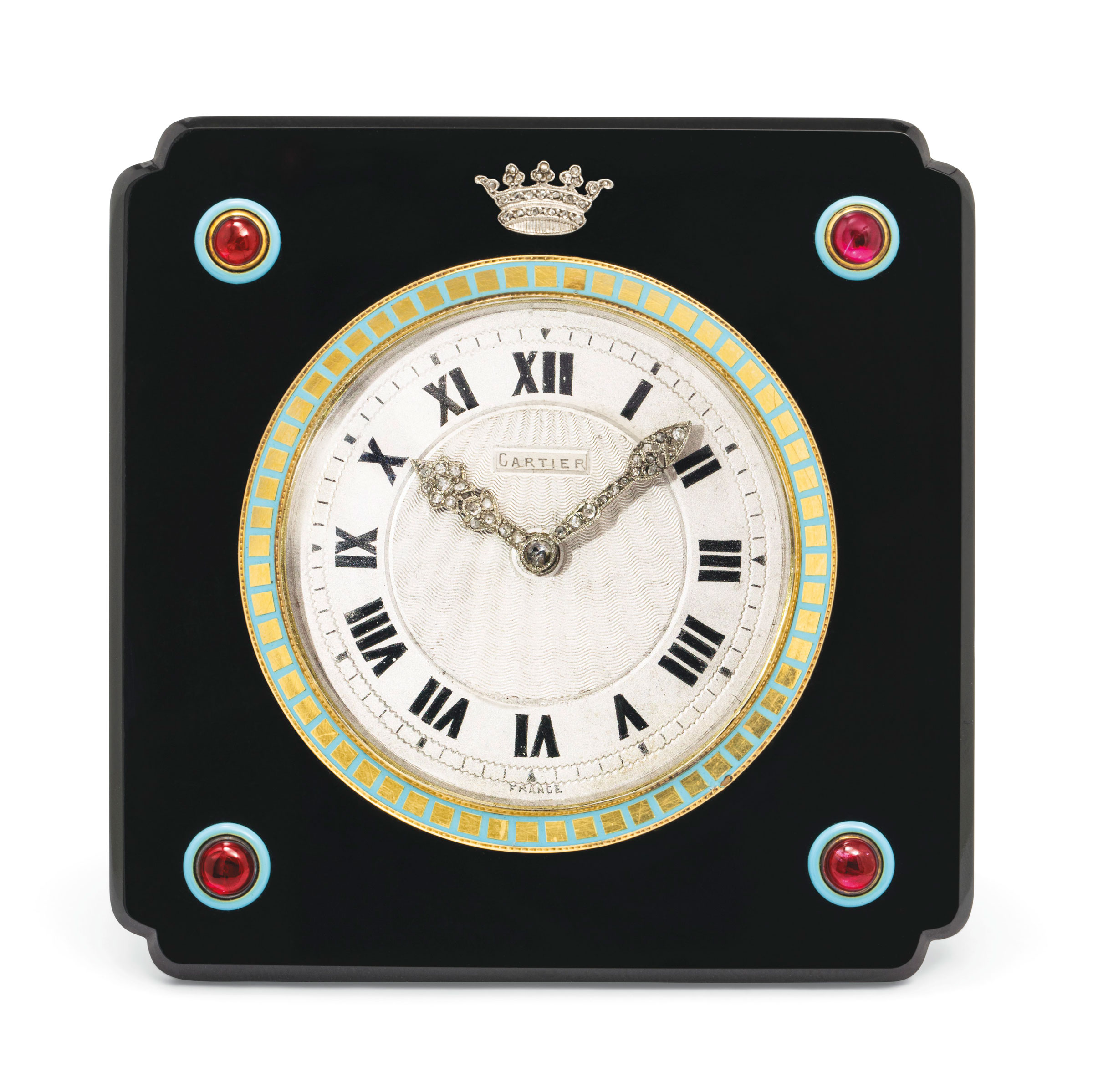 装饰艺术风格缟玛瑙、珐琅、红宝石及钻石时钟，卡地亚设计，约1920年制。估价︰30,000-50,000瑞士法郎。此拍品将于2020年7月7至21日于A Lifetime of Collecting: A Collection of 101 Cartier Clocks网上专场呈献