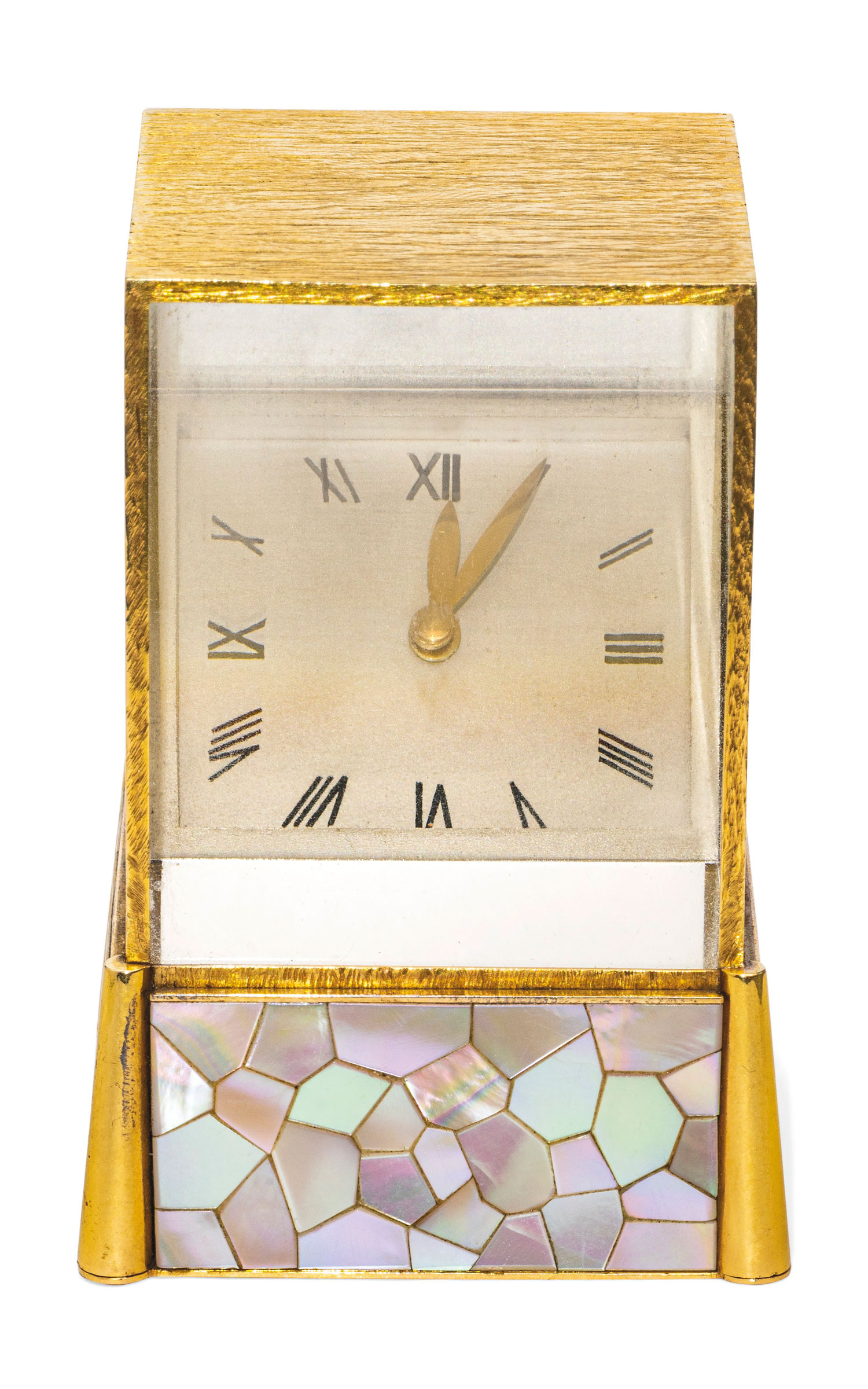 二十世纪中期贝母及玻璃棱镜钟，卡地亚设计，1963年制。估价︰15,000-20,000瑞士法郎。此拍品将于2020年7月7至21日于A Lifetime of Collecting: A Collection of 101 Cartier Clocks网上专场呈献