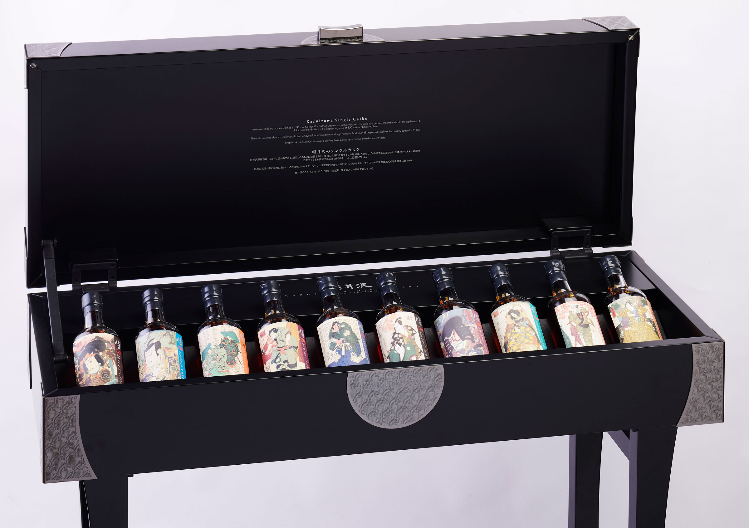 一组十瓶轻井泽侍系列连日本木艺柜台。估价：320,000 &ndash; 500,000港元。将于2020年7月12日在佳士得香港珍罕名酿及烈酒拍卖中呈献