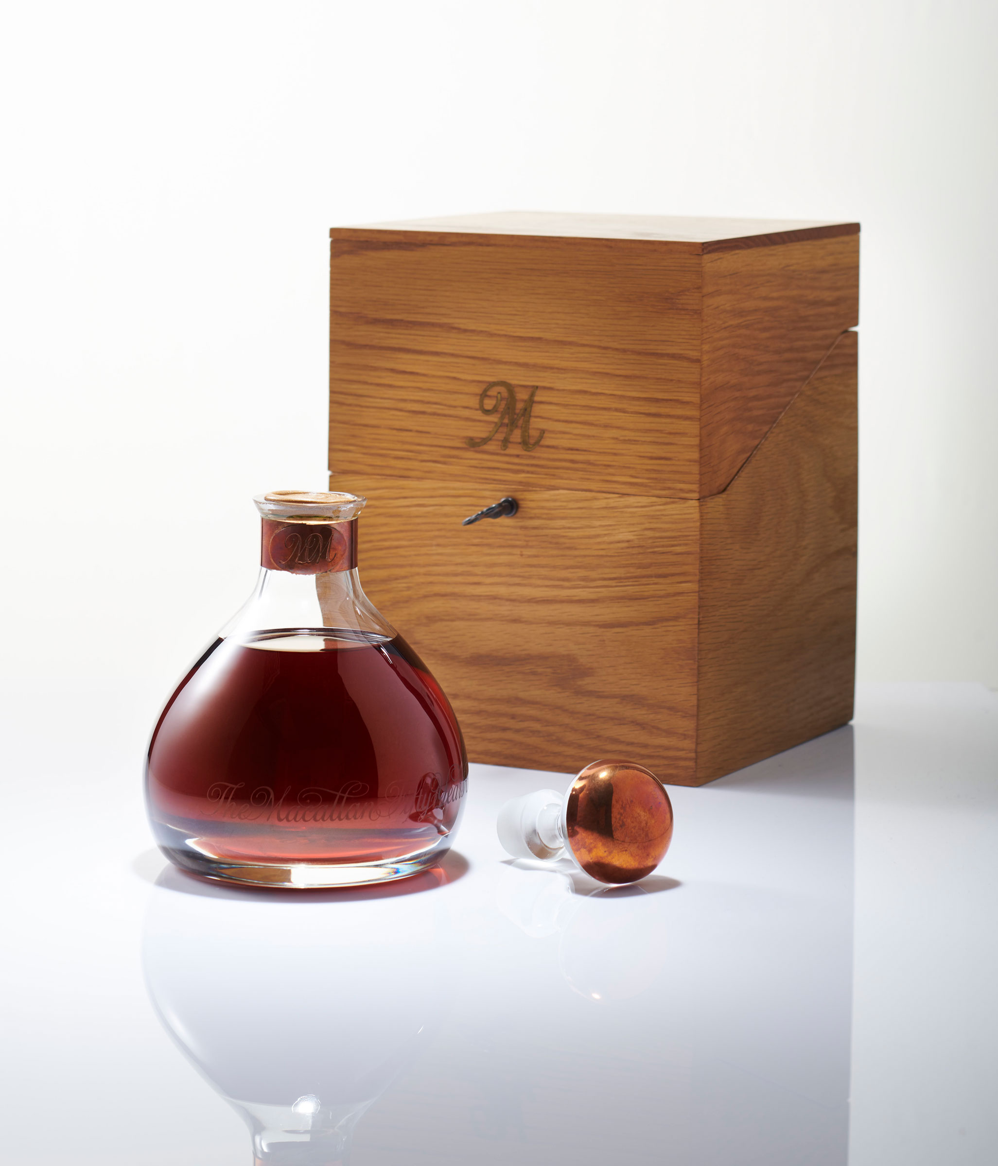 麦卡伦千禧年水晶瓶50年(1949年)。此拍品于2020年7月12日在佳士得香港珍罕名酿及烈酒拍卖中售出，成交价437,500港元