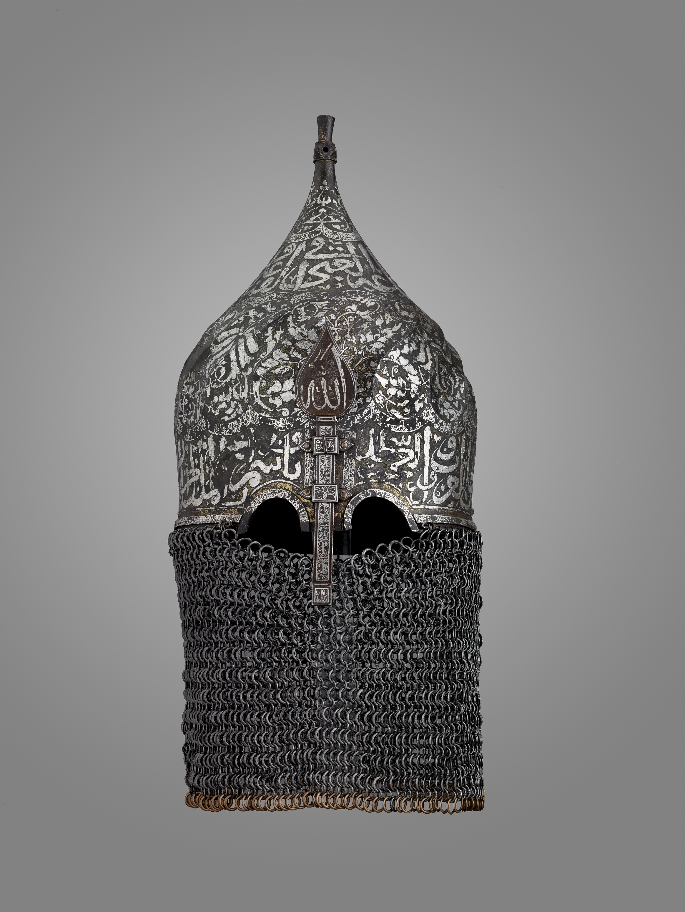 Helmet. Iraq, Turkey or Caucasus, circa 1450-1500. Steel damascened with silver and traces of gold, iron. Abu Dhabi, Louvre Abu Dhabi
© Department of Culture and Tourism–Abu Dhabi / Photo: Thierry Ollivier