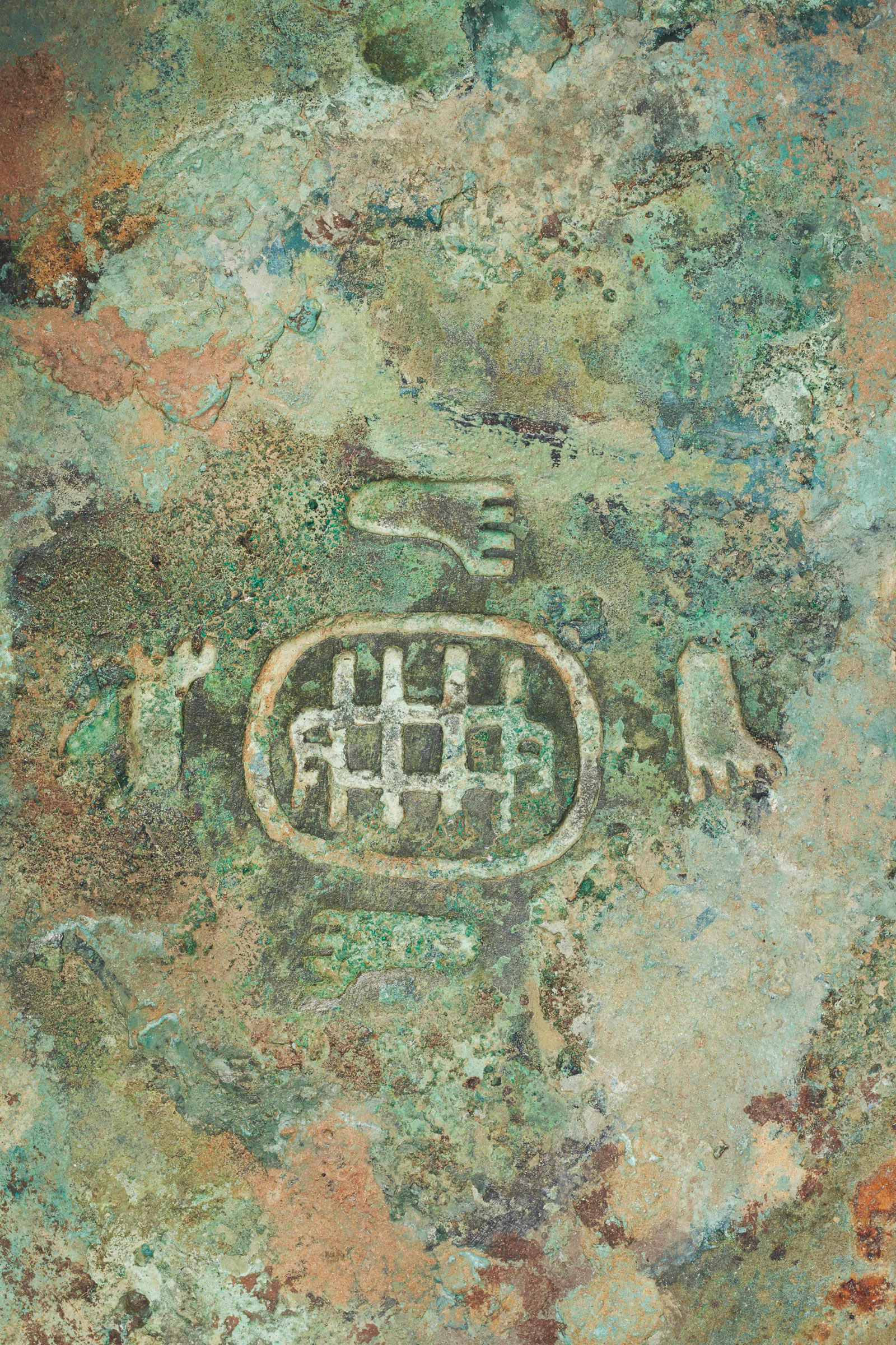 a-lavishly-decorated-shang-dynasty-wine-vessel-feet