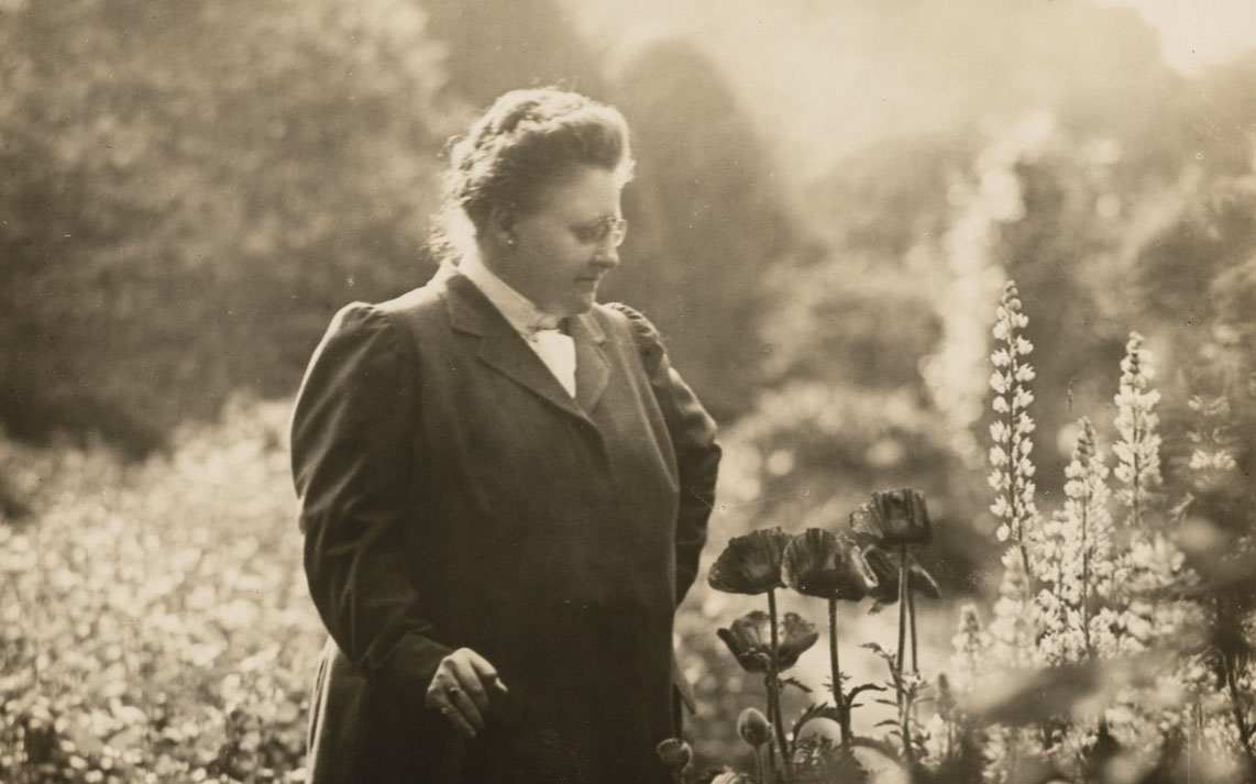 Amy Lowell (1874-1925) in the garden of the Lowell family home, dubbed ‘Sevenels’, in Brookline, Massachusetts, in 1924. Photo: Provided by Harvard University
