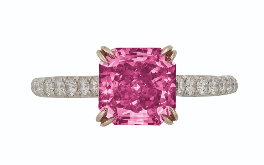 
彩色鑽石及鑽石戒指。2.17克拉艷彩紫粉紅色方形鑽石戒指，配圓形鑽石，鉑金及18k黃金鑲嵌。指環尺寸6。此拍品於2021年4月13日在佳士得紐約售出，成交價3,510,000美元