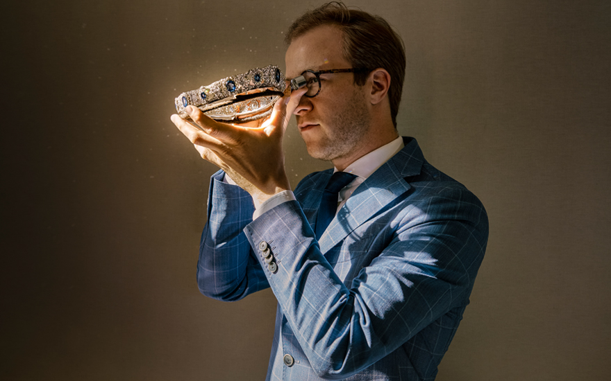 佳士得专家Lukas Biehler正在鉴赏一件十九世纪初蓝宝石和钻石头冠（估价：140,000 - 250,000&nbsp;瑞士法郎）。此拍品将于5月12日佳士得日内瓦瑰丽珠宝拍卖呈献