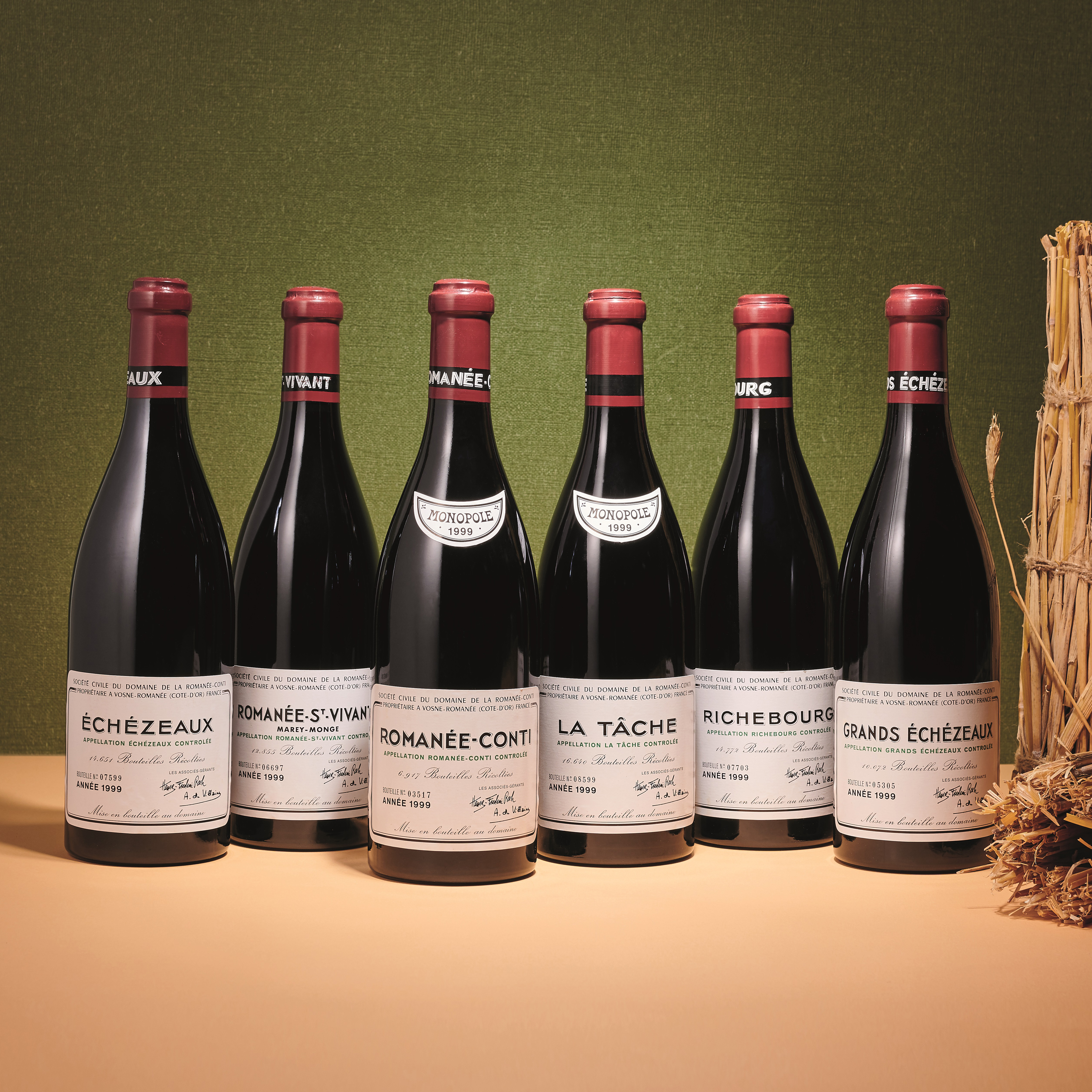 Domaine de la Roman&eacute;e-Conti，Assortment 1999。一组12瓶。估价420,000-650,000港元。此拍品将于2021年5月20日在佳士得香港绝代私人窖藏布艮地稀世名酿呈献