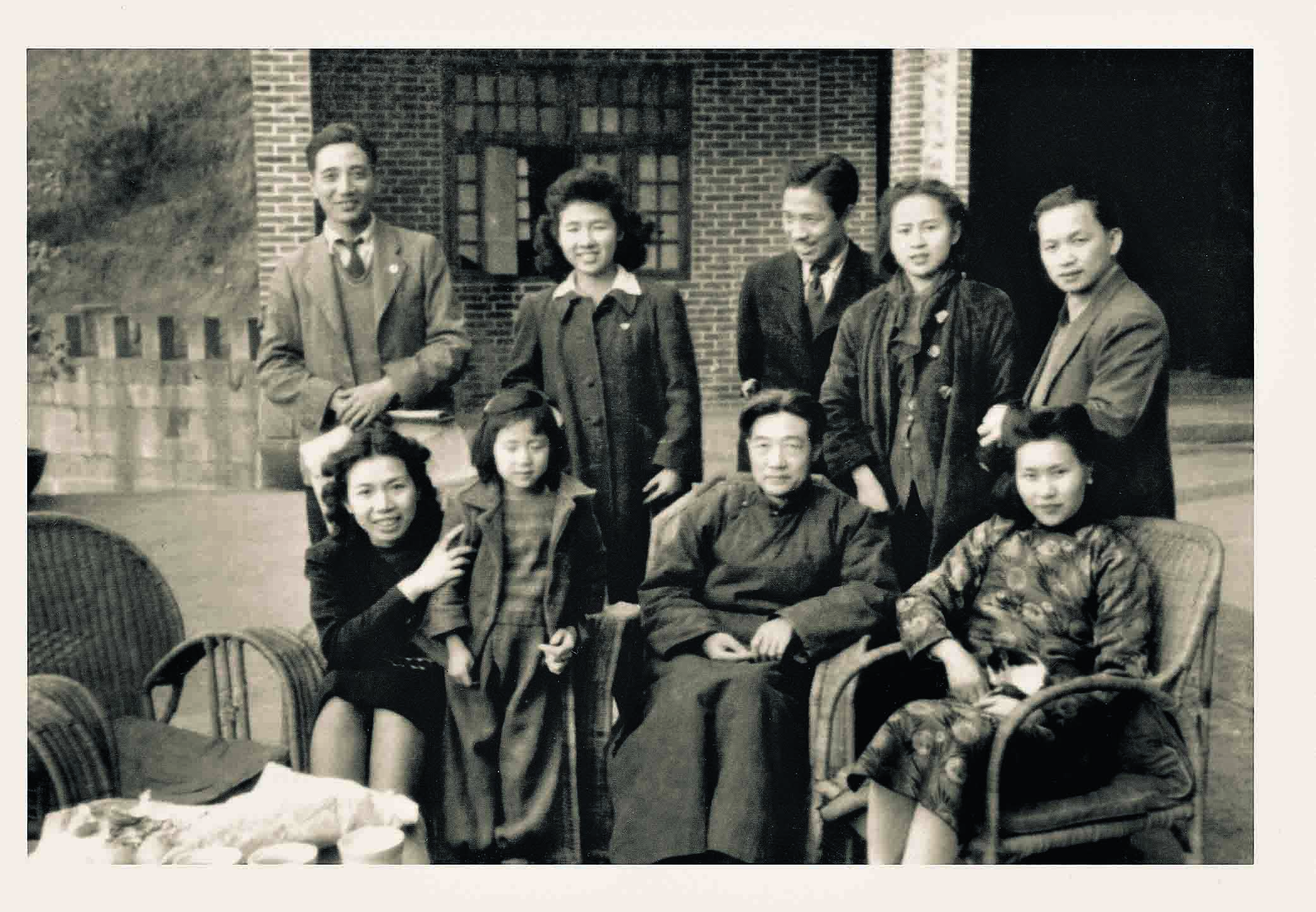 1945年冬,徐悲鸿与学生在盘溪石家花园中国美术学院筹备处合影