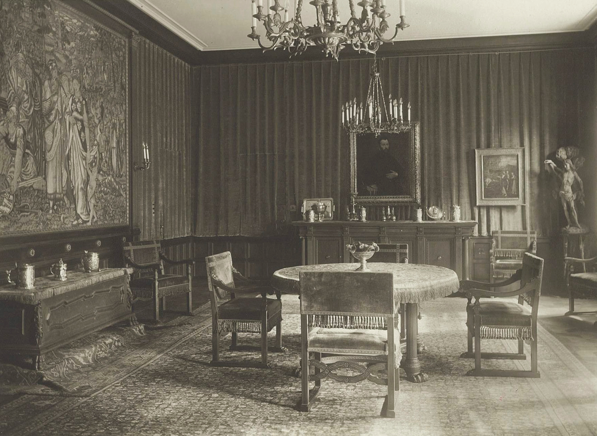 Without photographs or documentation, many Jewish survivors of the Second World War struggled to secure restitution of their artworks. This pre-war photograph of the Priesters’ apartment shows their El Greco masterpiece hanging on the wall. Photo: courtesy of the Commission for Looted Art in Europe