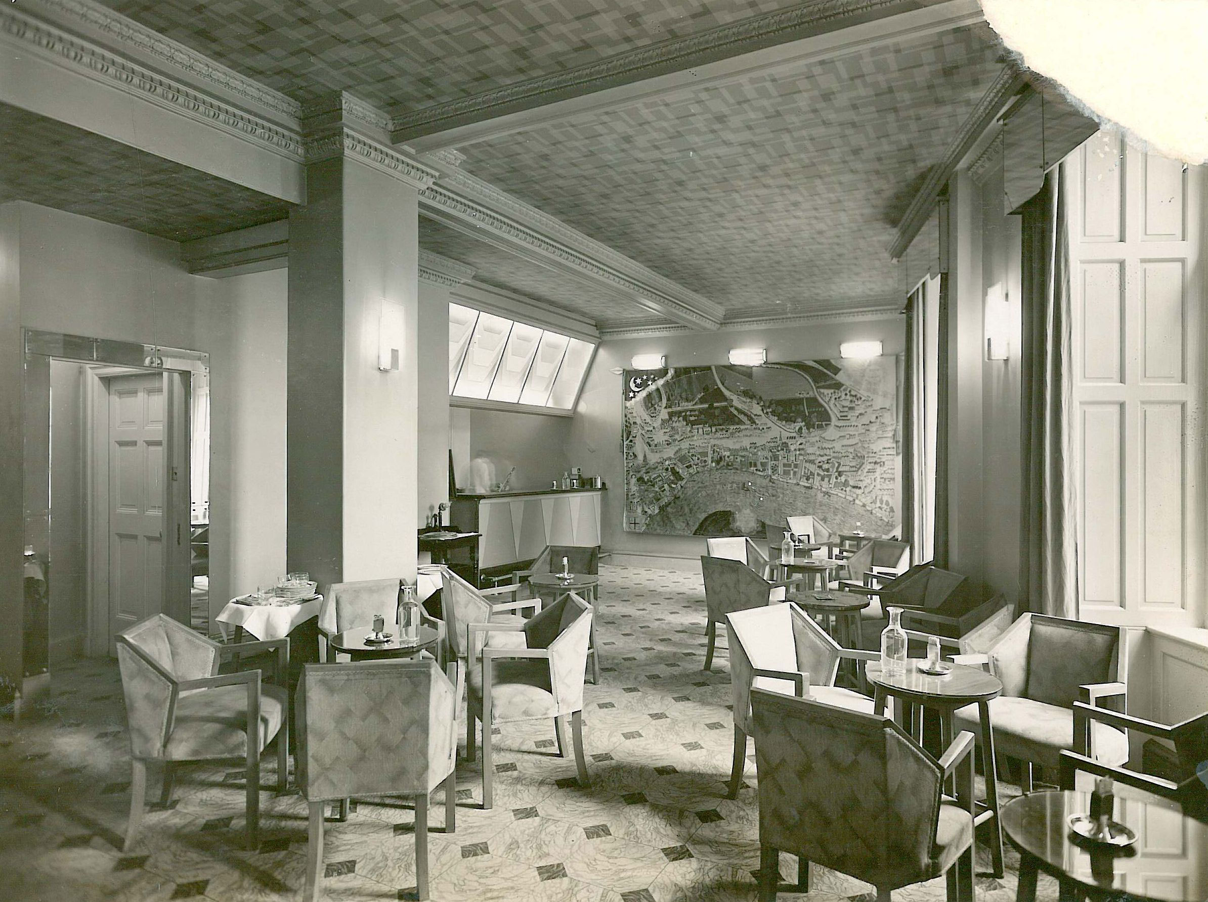 The American Bar at the Savoy in 1931, following an Art Deco refurbishment