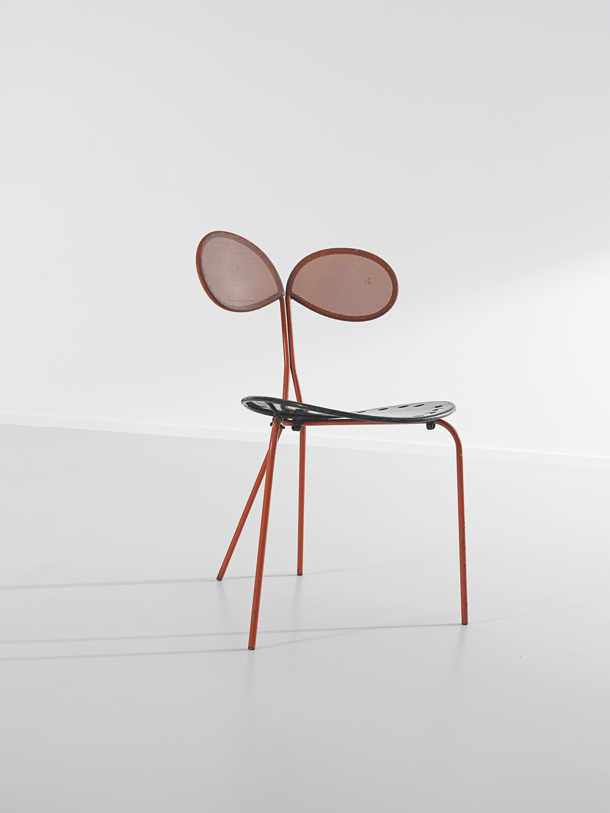 Mathieu Matégot, Chaise ‘Papillon’, 1954. Painted metal sheet, tube and rigitulle. 30¾ x 19⅞ x 21⅝ in (78 x 50.5 x 55 cm). Estimate: €40,000-60,000. Offered in Daniel Lebard Collection, Through the prism of modernity on 2-3 November 2021 at Christie’s in Paris