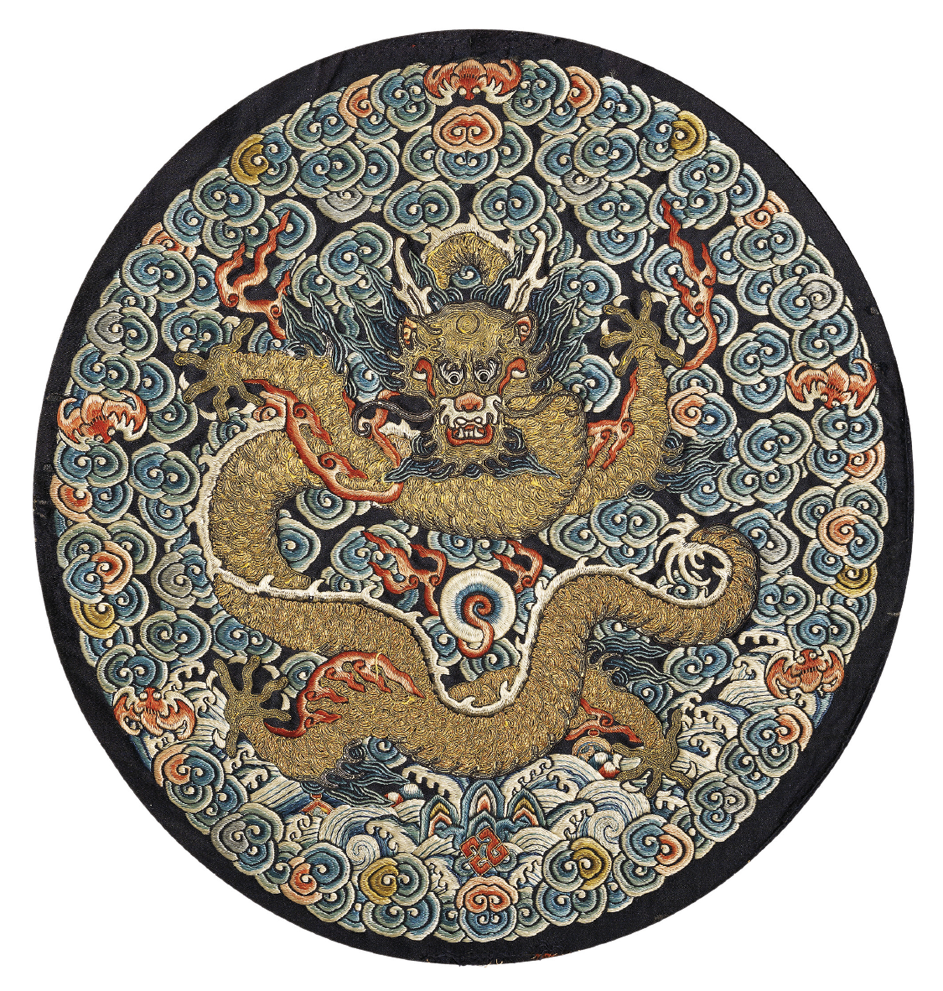 清十九世紀初御製刺繡龍紋補子。直徑：12&frac34;英寸（32.4公分）。此拍品於2014年11月26在佳士得香港重要中國瓷器及工藝精品拍賣中售出，成交價75,000港元