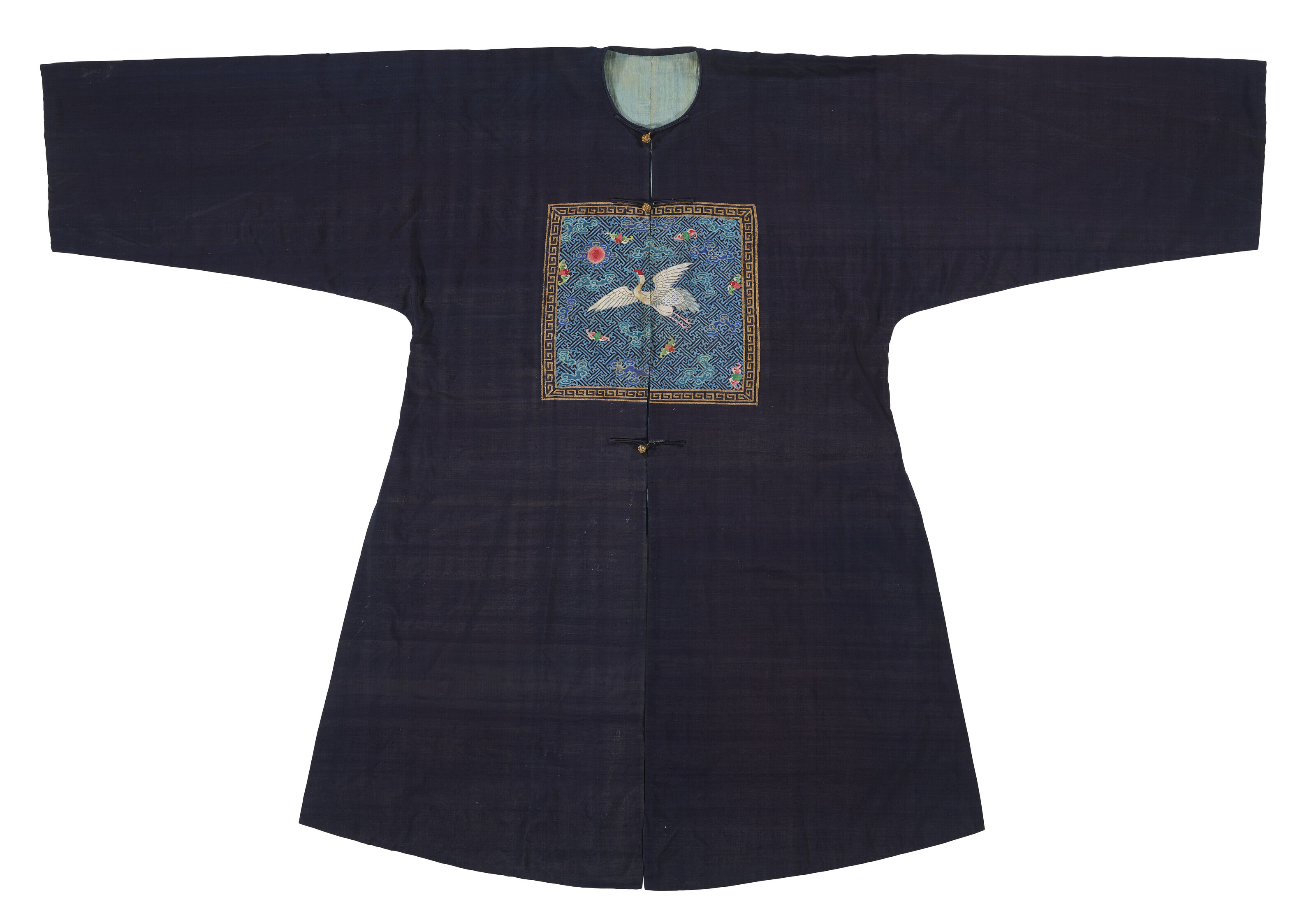 清十九世纪晚期石青地一品文官绣仙鹤纹补服。长48¾英寸(123.8公分),阔 73¾英寸(187.3公分)。估价:5,000-7,000美元。此拍品将于2022年3月24至25日在佳士得纽约重要中国瓷器及工艺精品拍卖中呈献