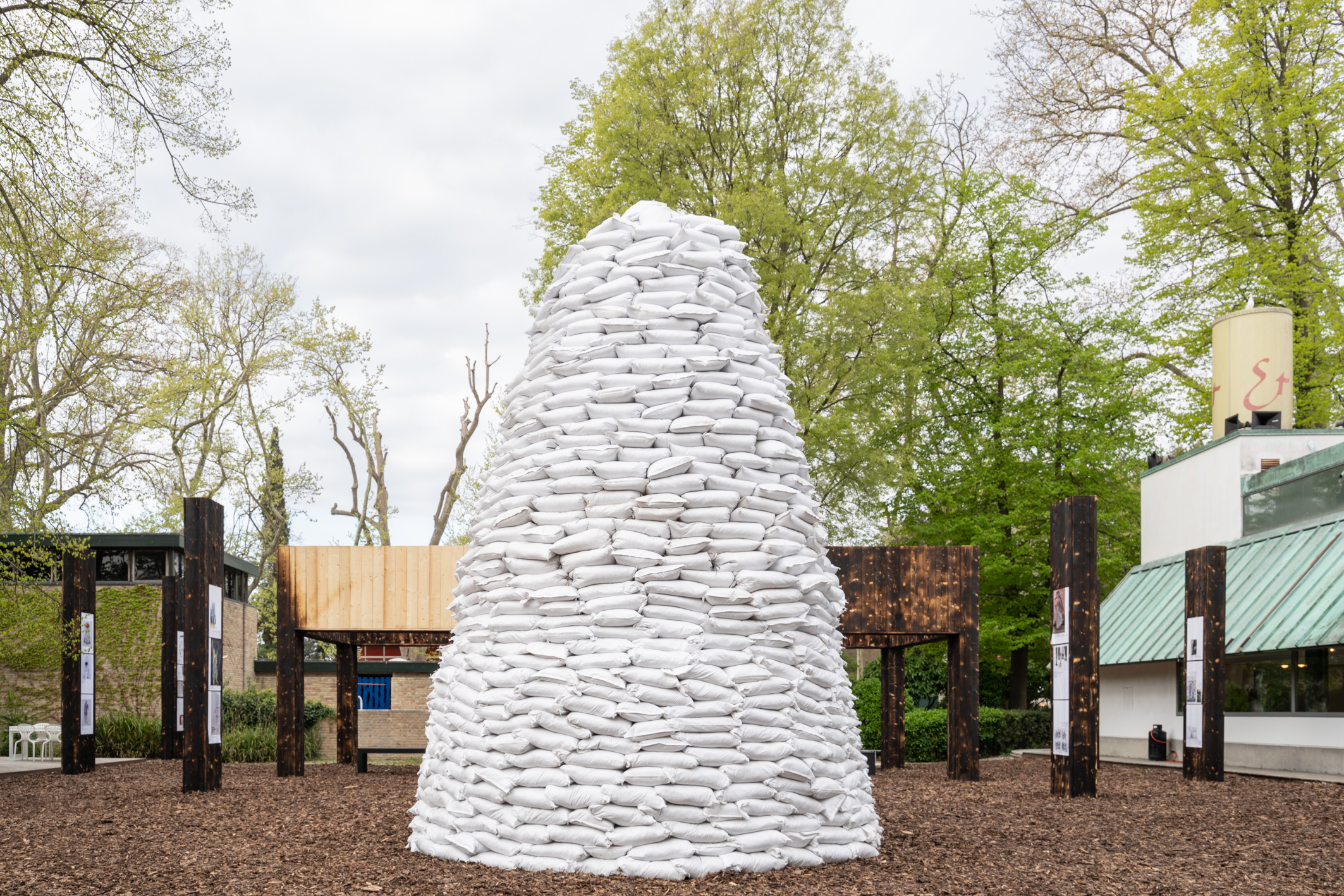 Piazza Ucraina, an open-air installation in the Giardini, by the curators of the Ukrainian Pavilion, Borys Filonenko, Lizaveta German and Maria Lanko, realised in the context of the 59th International Art Exhibition with the collaboration of the Ukrainian Emergency Art Fund (UEAF) and the Victor Pinchuk Foundation. Photo: Marco Cappelletti. Courtesy La Biennale di Venezia