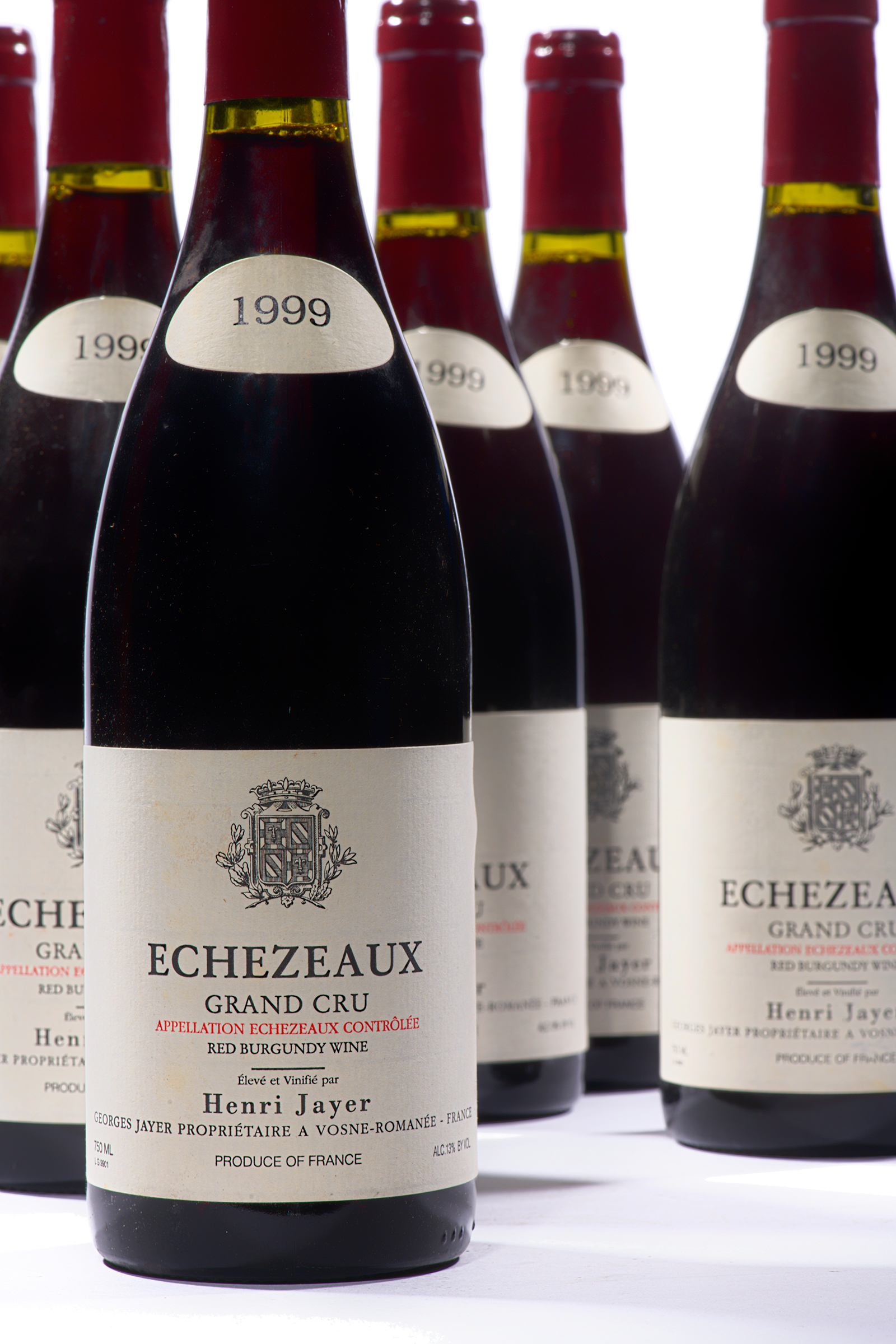 拍賣的珍罕佳釀包括Georges與Henri Jayer的Ech&eacute;zeaux 1999年份佳釀。Henri Jayer for Georges Jayer, Ech&eacute;zeaux 1999。1組12瓶。估價：英鎊60,000-80,000。此拍品將於6月8日在佳士得倫敦劍橋大學國王學院重要窖藏之Jayer及布艮地珍釀拍賣中呈獻