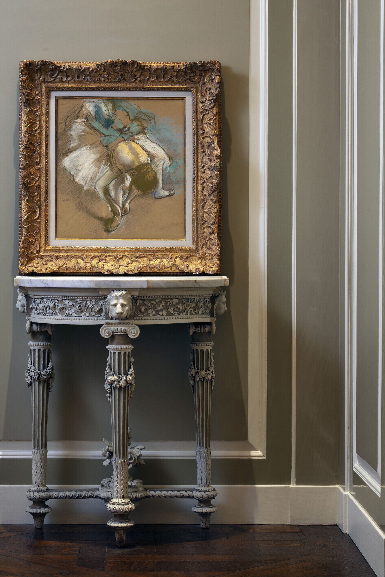 巴斯夫人纽约寓所里陈列的艾德加·德加(1834-1917)作品《系鞋带的舞者》，1887年作。粉彩 浅黄色纸。18½ x 16⅞英寸(47.5 x 42.9 公分)。估价︰4,000,000-6,000,000美元。此作将于2022年5月在佳士得纽约安妮·巴斯珍藏拍卖中呈献。照片：© 2022 Visko Hatfield

