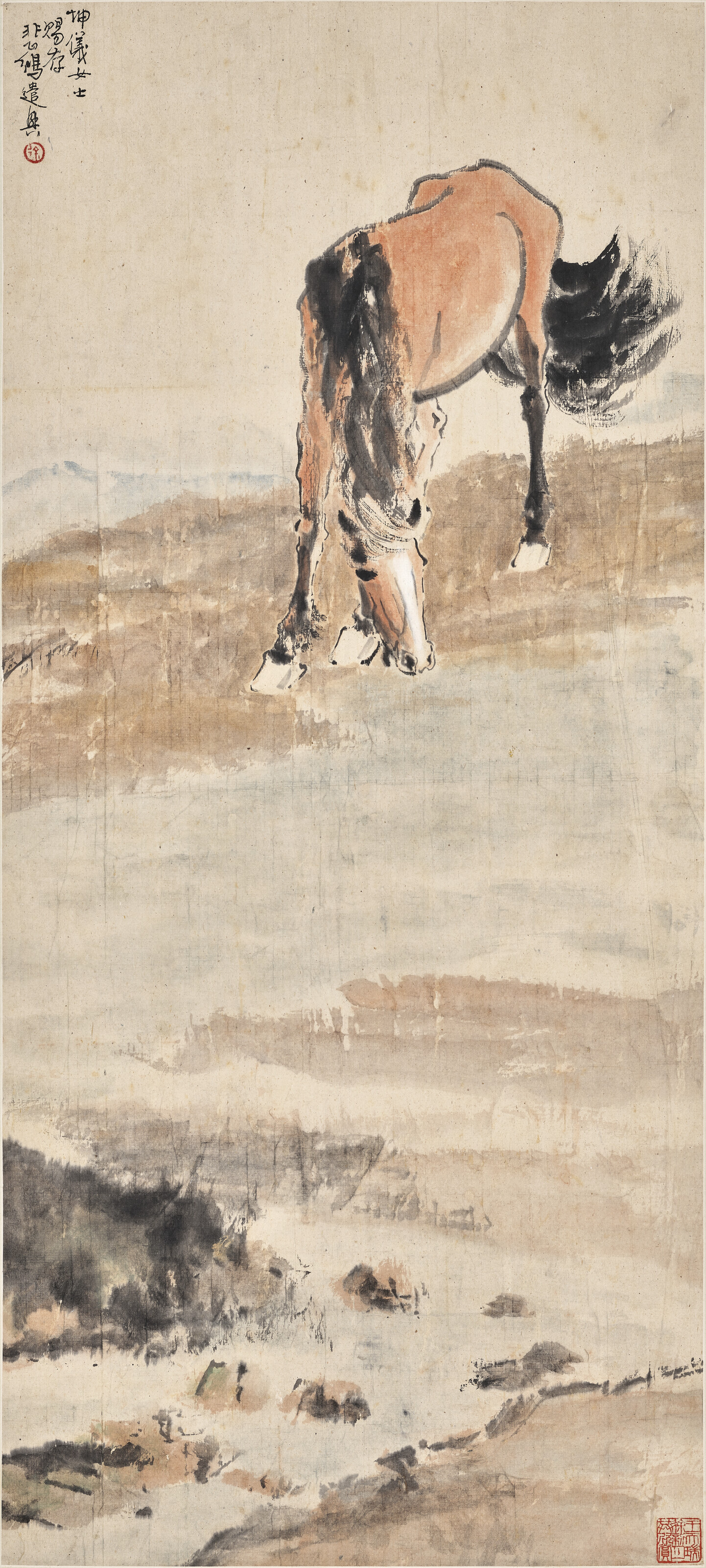 徐悲鸿（1895-1953），《长河饮马》。设色纸本 立轴。102 x 46 公分（40 1/8 x 18 1/8 英寸）。估价：港元1,500,000-2,000,000。此作将于2022年5月29日在中国近现代及当代书画拍卖中呈献