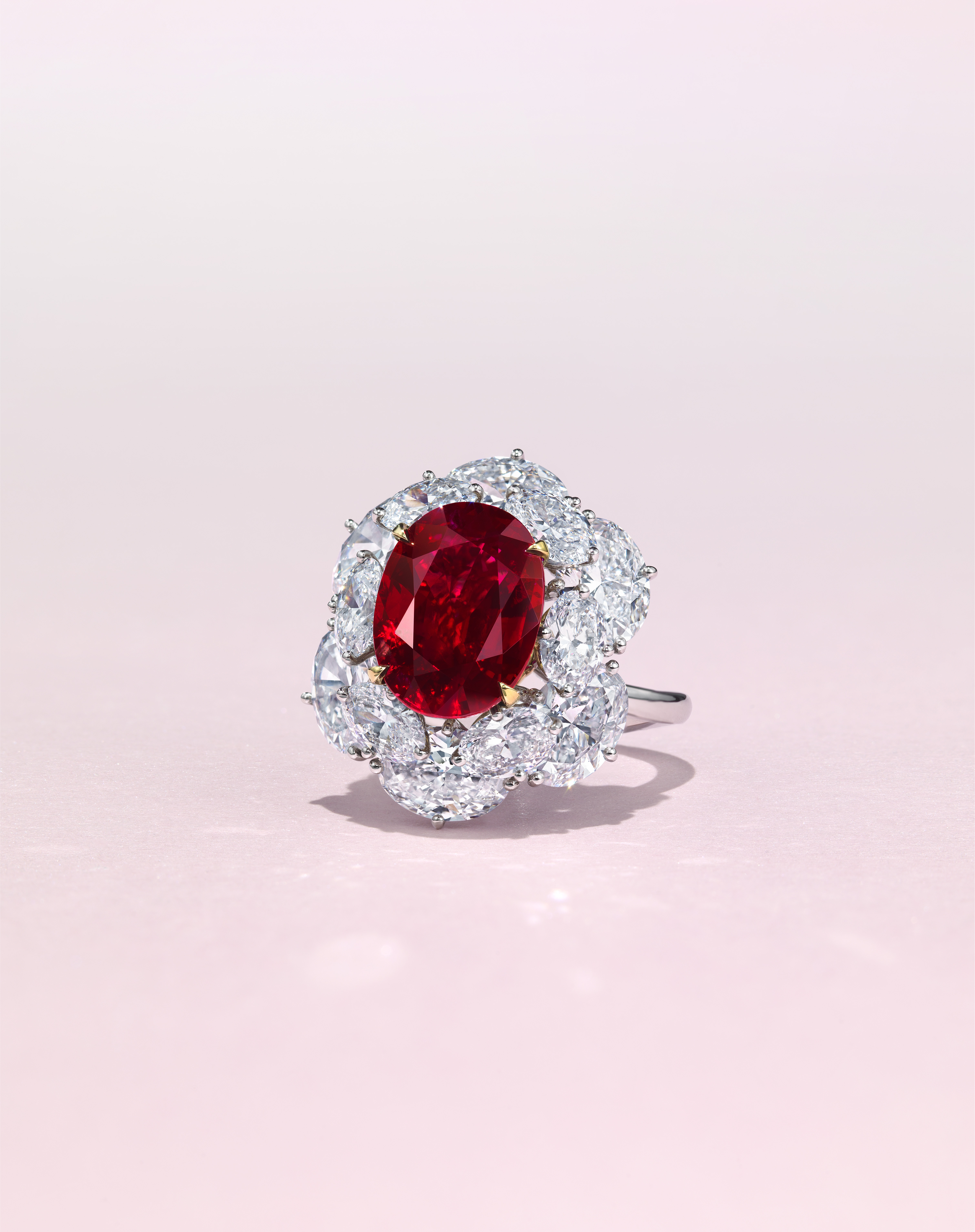 6.05克拉緬甸天然「鴿血紅」紅寶石及鑽石戒指。估價︰港元26,000,000 &ndash; 35,000,000。此拍品將於5月25日在佳士得香港瑰麗珠寶及翡翠首飾拍賣中呈獻