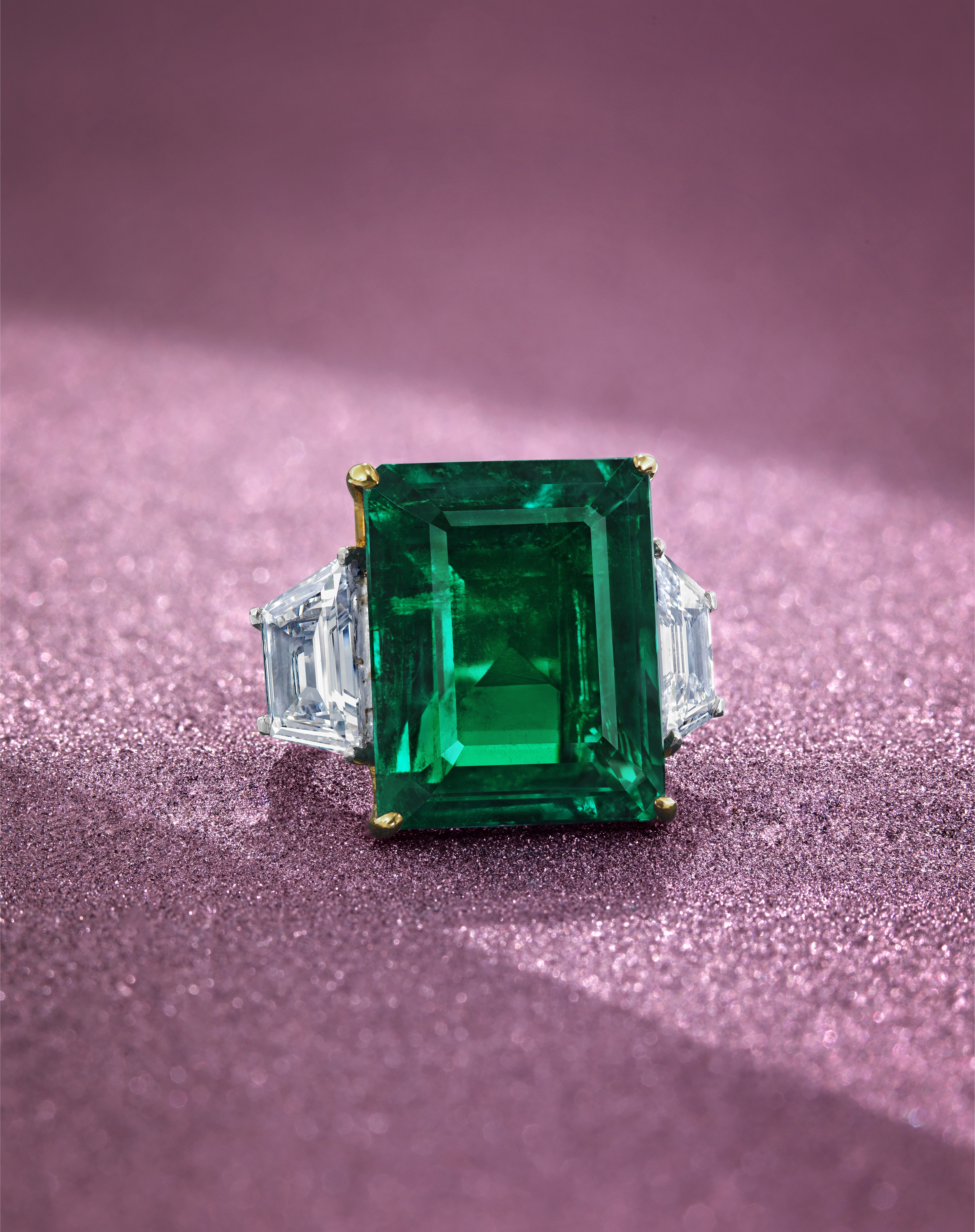 18.69克拉哥倫比亞天然祖母綠及鑽石戒指，Harry Winston設計。估價：港元6,650,000 &ndash; 9,500,000。此拍品將於5月25日在佳士得香港瑰麗珠寶及翡翠首飾拍賣中呈獻