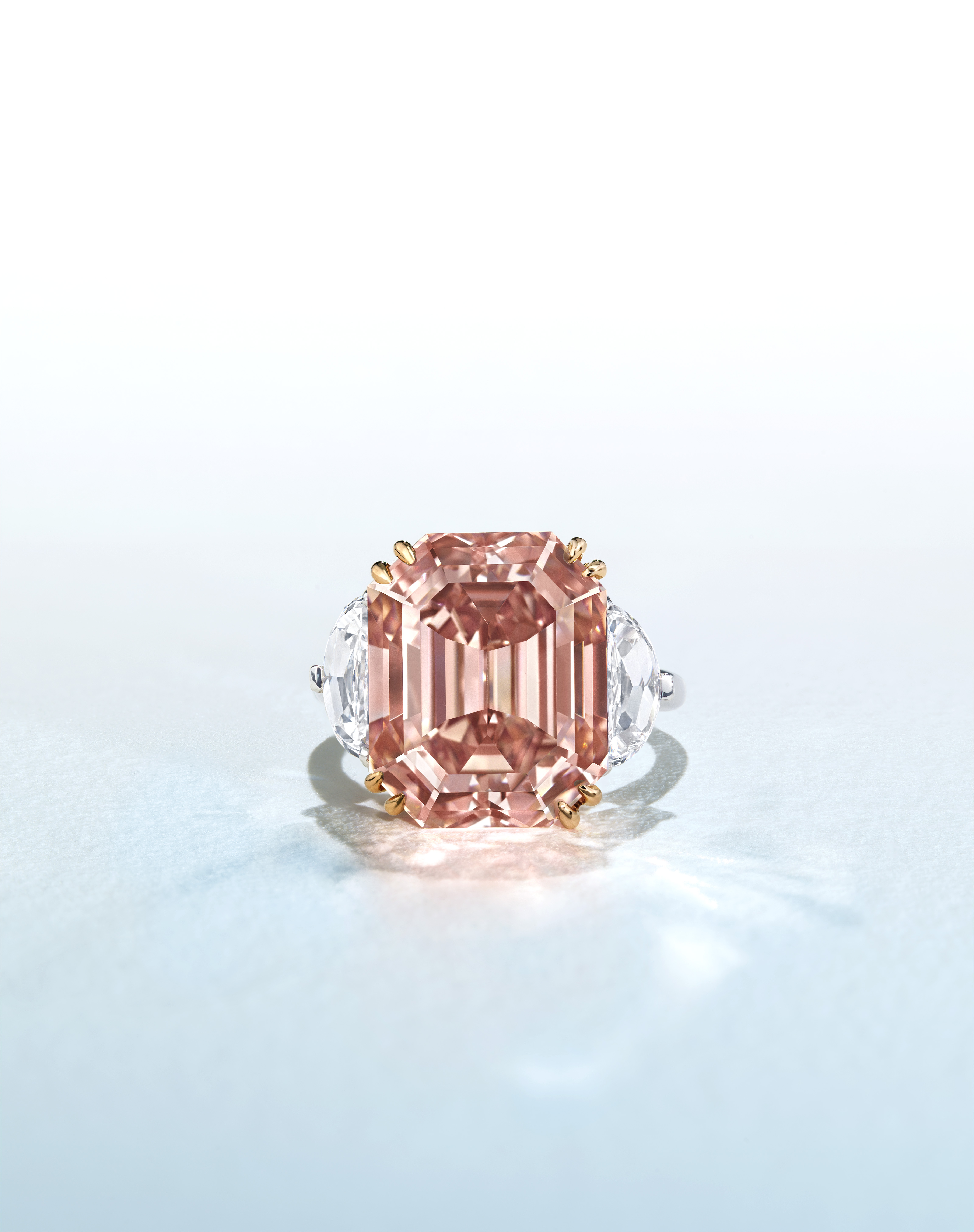 13.32克拉濃彩橙粉紅色VVS1鑽石戒指。估價：港元28,000,000 &ndash; 38,000,000。此拍品將於5月25日在佳士得香港瑰麗珠寶及翡翠首飾拍賣中呈獻