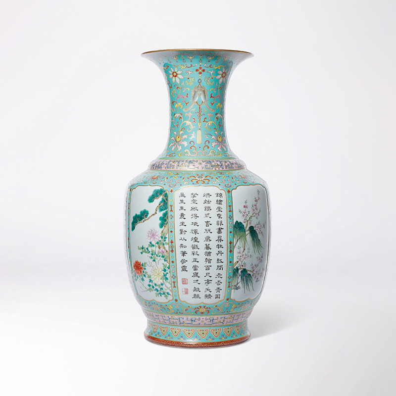 清乾隆 松石绿地洋彩开光御制诗四季花卉图大瓶 六字篆书款。高 78.3 公分(30⅞ 英寸)。估价︰港元8,000,000–12,000,000。此拍品将于5月30日在佳士得香港灿若繁星 – 望星楼藏清代官窑瓷器拍卖中呈献
