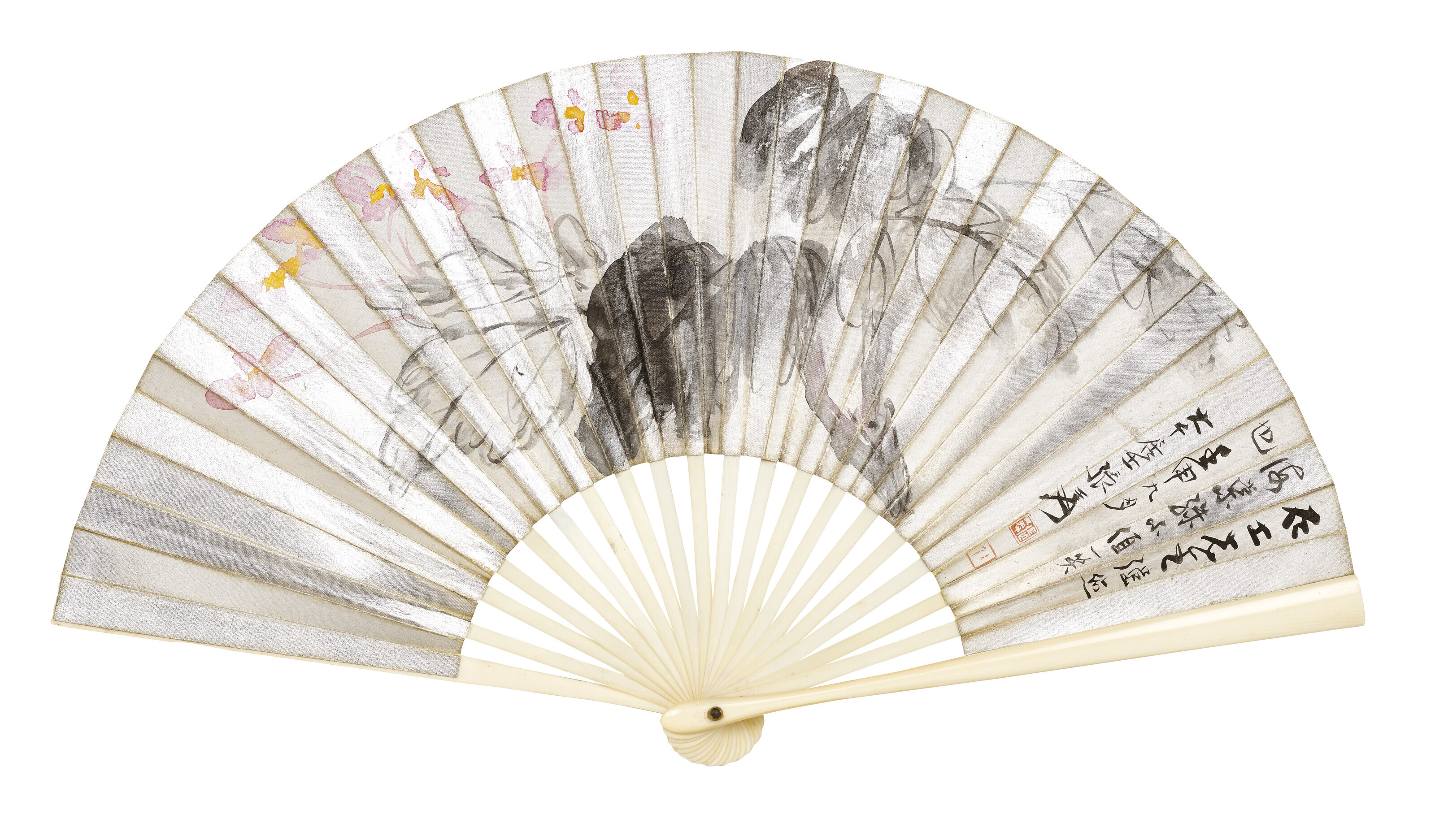 张大千(1899-1983),《海棠》。设色金绢/设色银绢 成扇 一九三二年作,10 x 32.5 公分 (3⅞ x 12¾ 英寸)。估价:200,000-300,000港元。此作将于2022年5月29日在佳士得香港中国近现代及当代书画拍卖呈献
