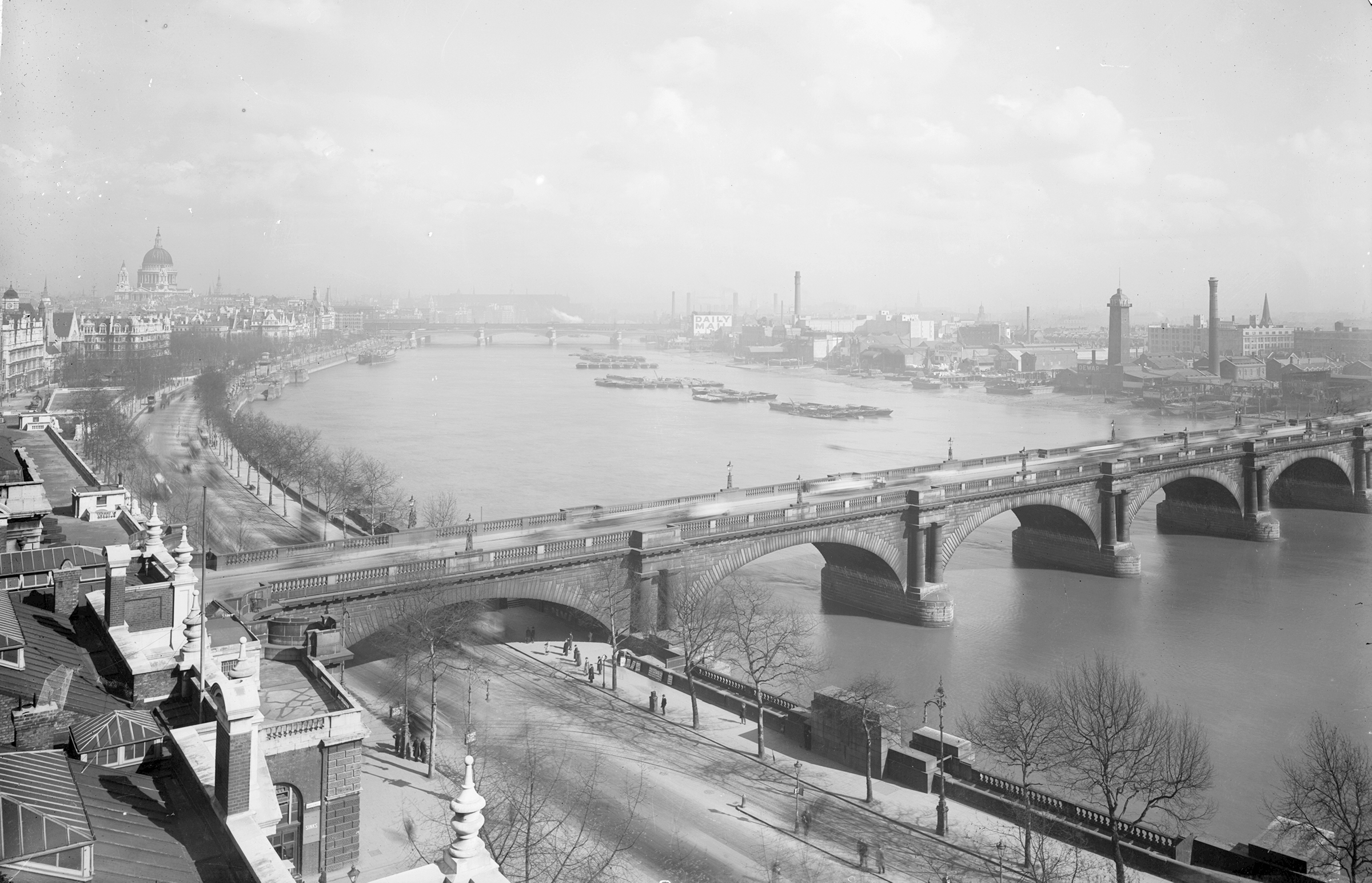 Waterloo Bridge and the Thames, looking east from the Savoy Hotel towards the City and St Paul’s Cathedral, circa 1900. Photo: English Heritage / Heritage Images / Getty Images