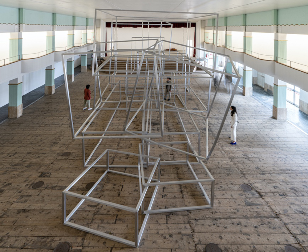 Antony Gormley, Frame II, 2021. Aluminium, square tube 5 mm. Installation view, Galleria Continua, San Gimignano, Italy. Photo: Ela Bialkowska, OKNO Studio. © the artist