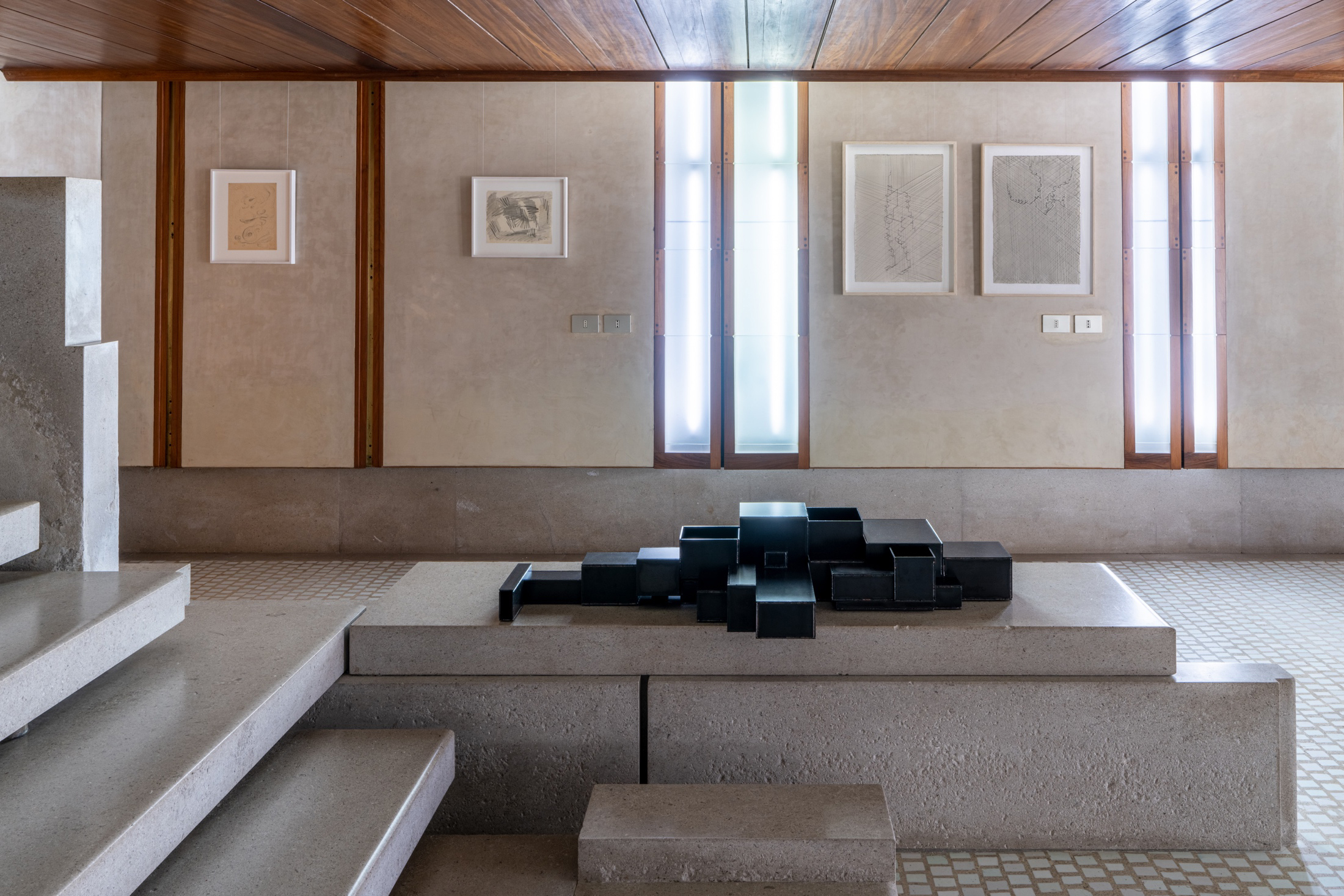 Installation view of Lucio Fontana / Antony Gormley, Negozio Olivetti, Venice, Italy, 2022. Photo: Ela Bialkowska, OKNO Studio. © the artist