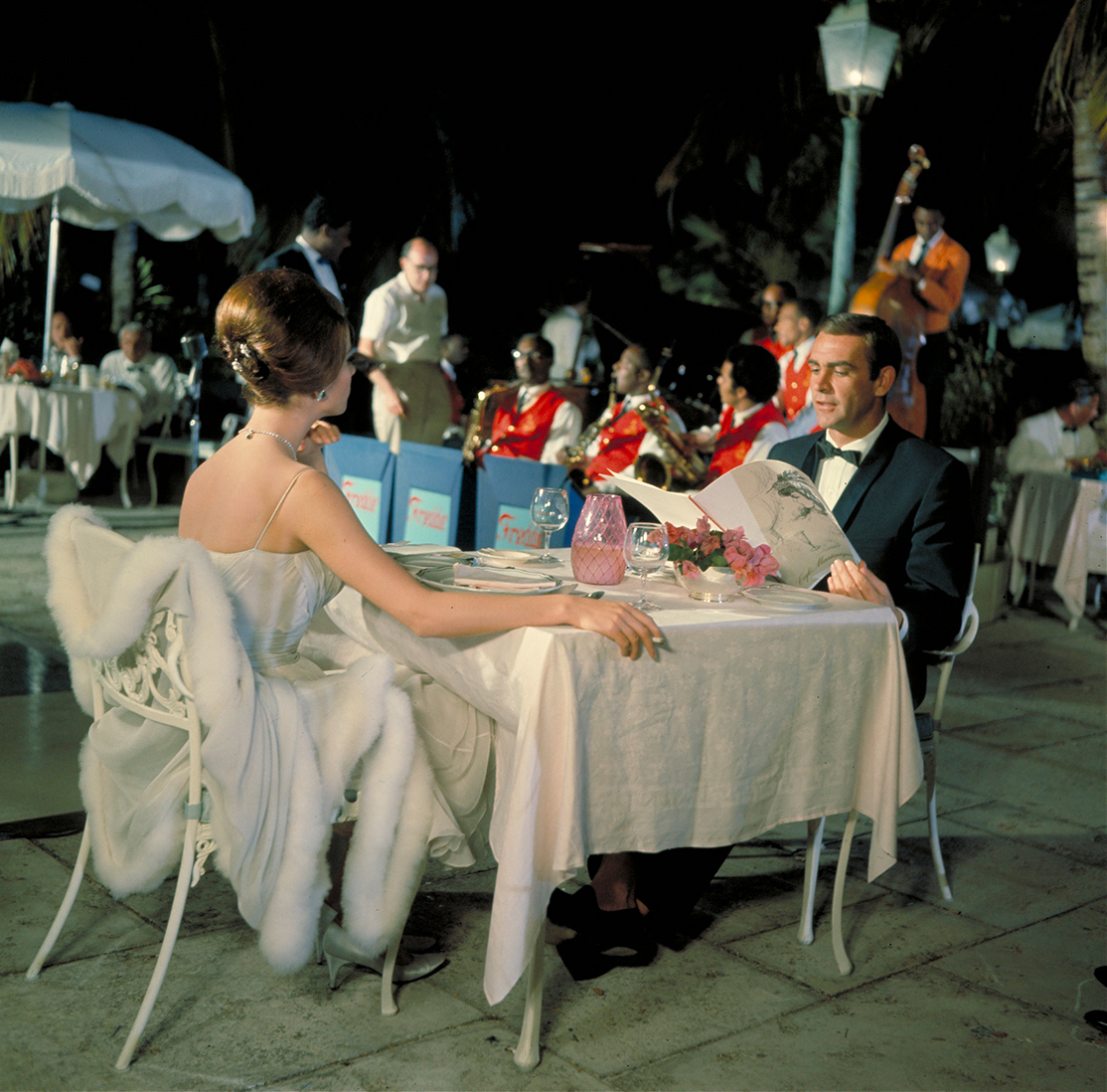 Café Martinique餐牌,来自《铁金刚勇战魔鬼党》,1965年。纸板封面连一张双面内页,书脊缀有红线和流苏。16½ x 11⅕ 英寸(42 x 29.3 公分)。估价︰800-1,200英镑。此拍品将于2022年9月15日至10月5日在佳士得「詹姆斯·邦德六十周年纪念拍卖」网上拍卖中呈献。THUNDERBALL © 1965 Danjaq, LLC and Metro-Goldwyn-Mayer Studios Inc.