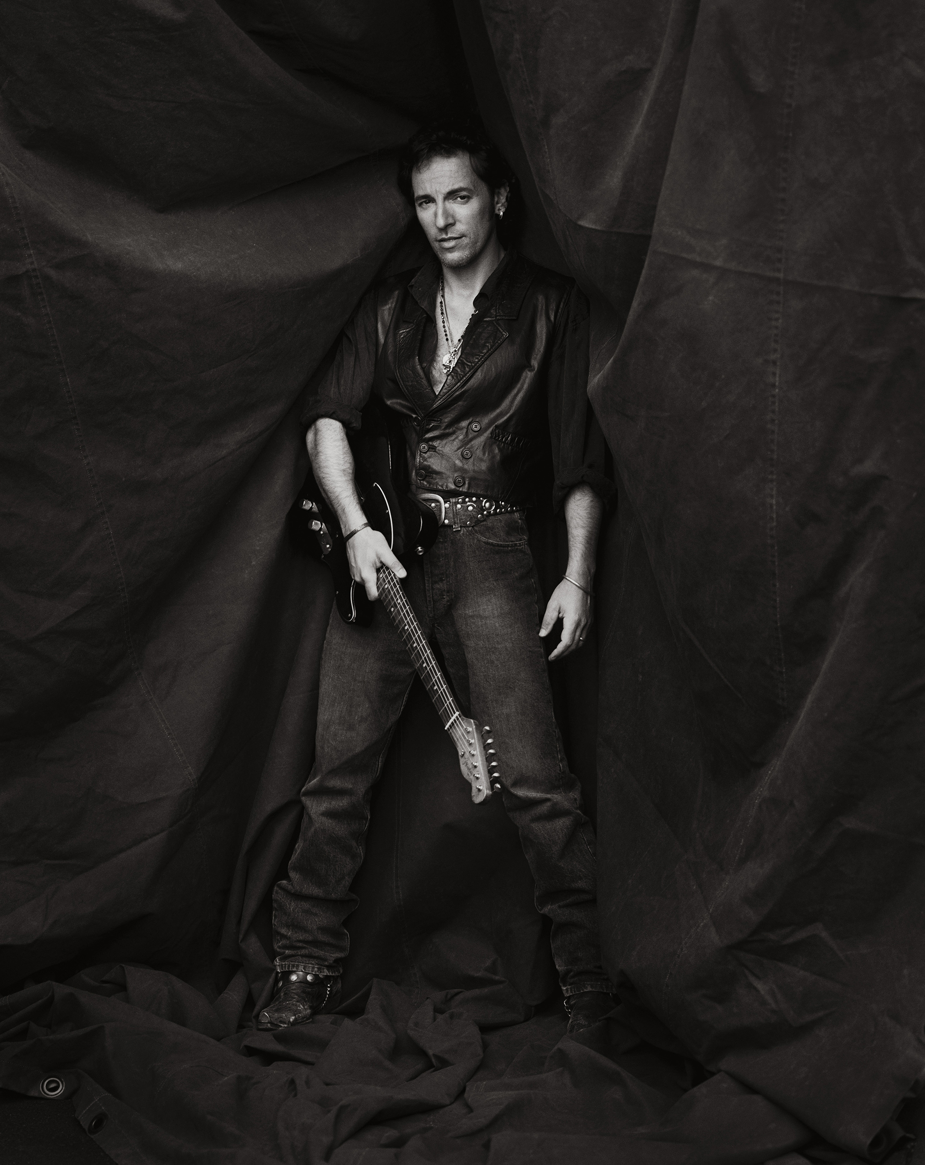 Herb Ritts (1952-2002), Bruce Springsteen New York, 1992. Gelatin silver print. 50 x 40 cm. Edition: 11/25. © Herb Ritts Foundation. Photo: © Herb Ritts Foundation / Courtesy of CAMERA WORK Gallery