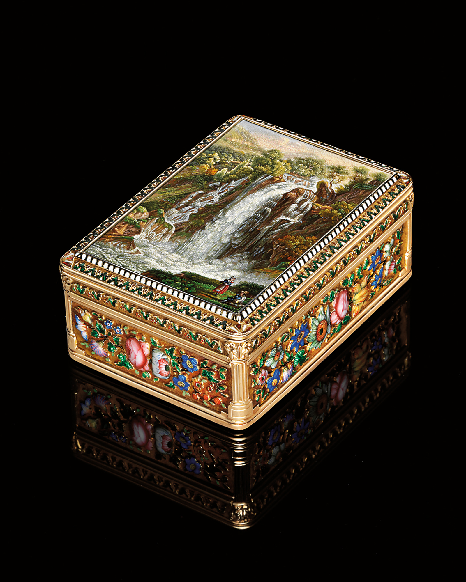 A Swiss enamelled gold snuff box set with a Roman micromosaic plaque, circa 1840, sold for £153,600 on 28 November 2006 at Christie's in London