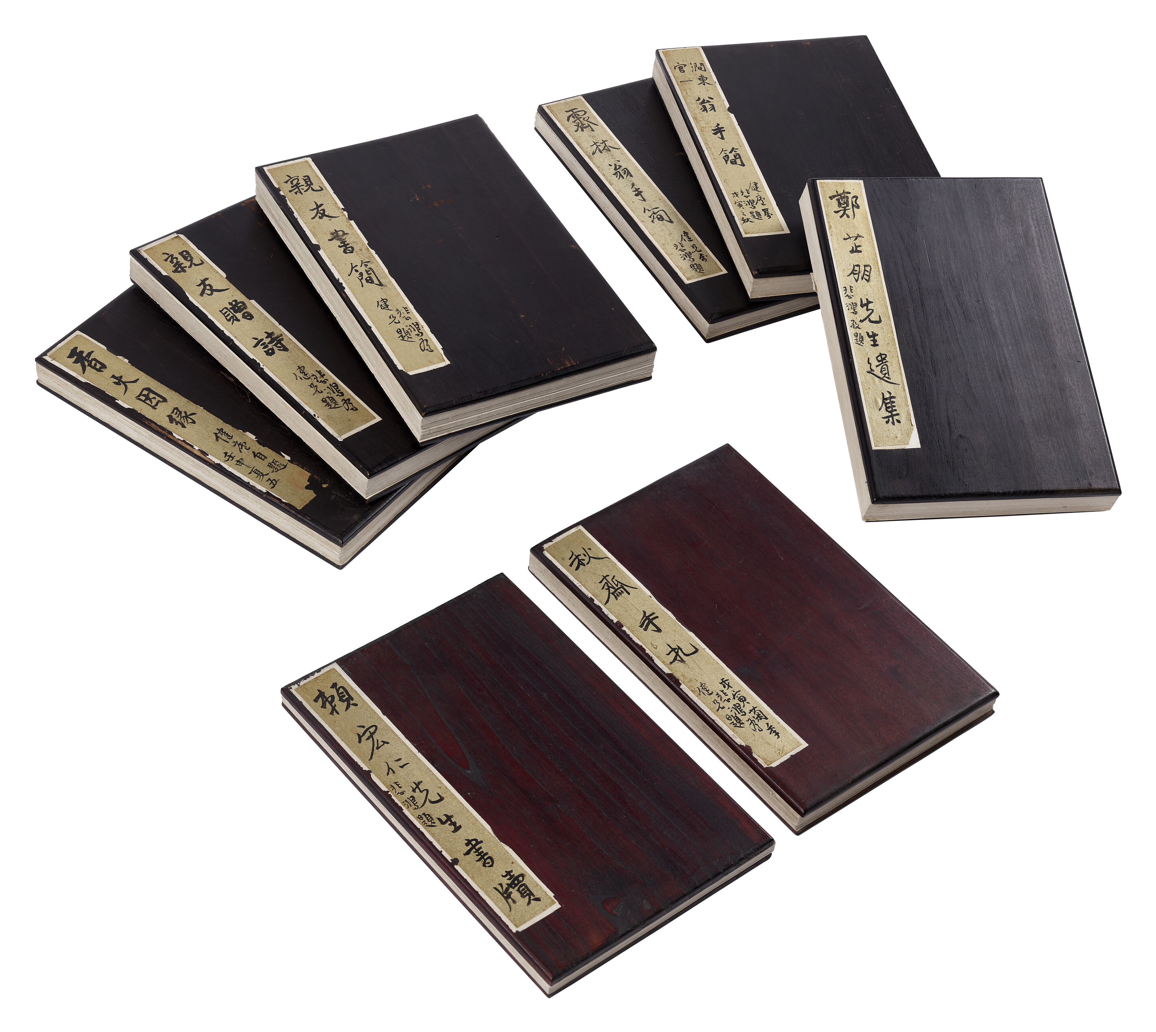 本次拍卖中所呈献郑健庐珍藏之册页，多有徐悲鸿于1938年亲笔题写之签条。