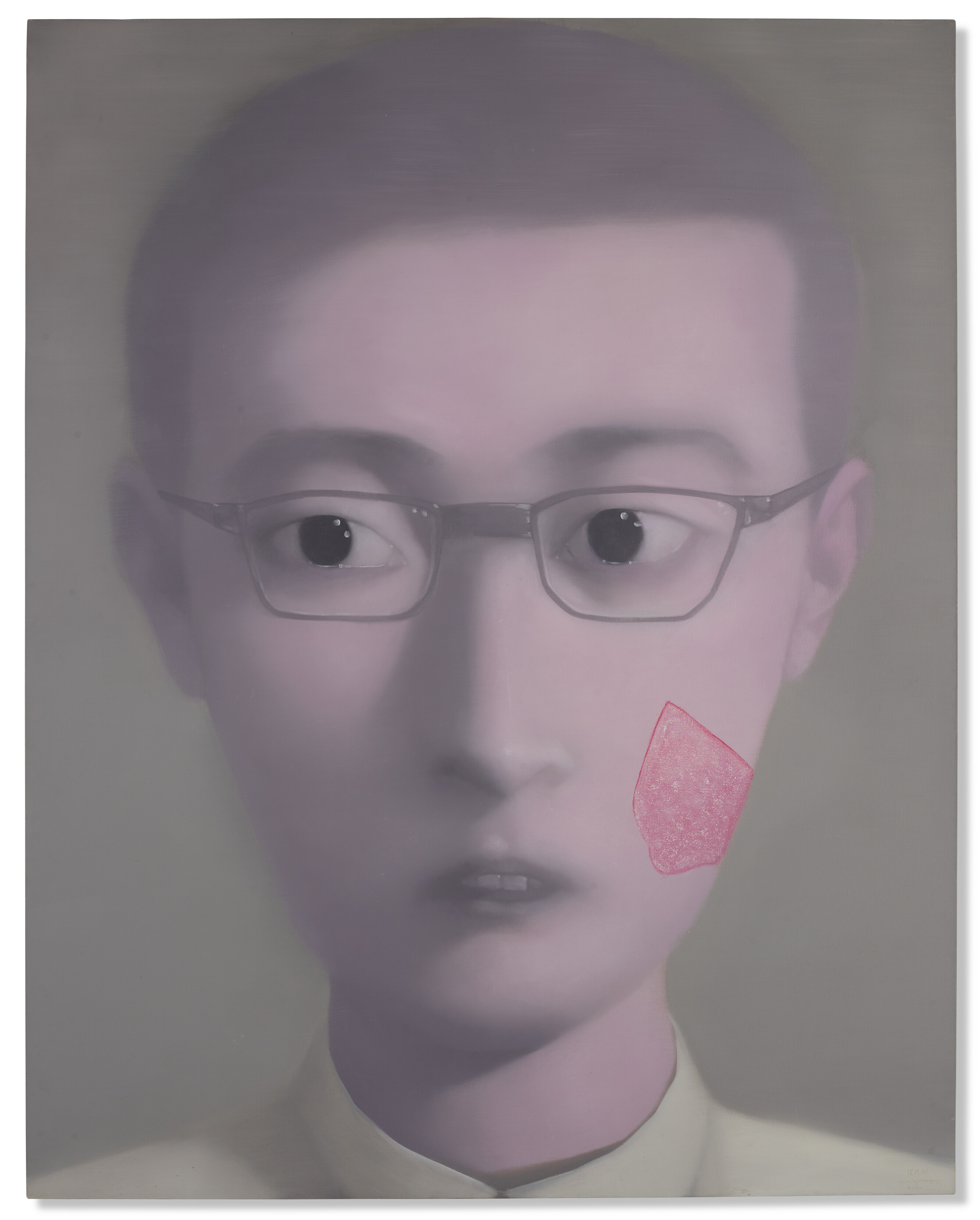 張曉剛(1958年生),《同志》,2000年作。油彩 畫布。190 x 150 公分(74¾ x 59 英寸)。估價:500,000-800,000歐元。此作將於2022年9月21日在佳士得巴黎「獨具慧眼:讓-雅克‧德‧弗勒斯伯爵夫婦珍藏」拍賣中呈獻