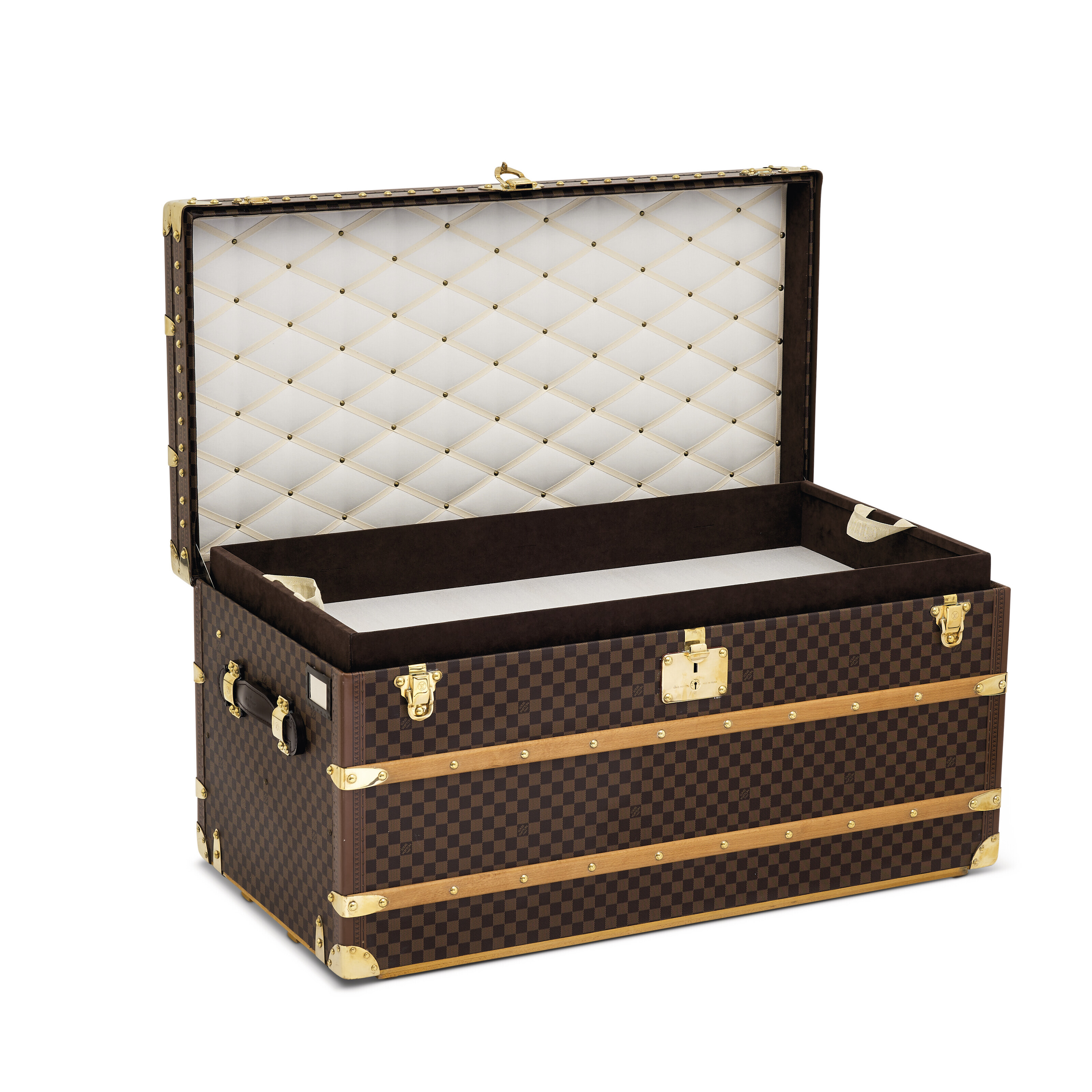 Damier Courrier储物箱。尺寸:阔 101 x 高 50 x 深 53 公分。此拍品于2022年11月26日在佳士得香港典雅传承:手袋及配饰拍卖售出,成交价201,600港元