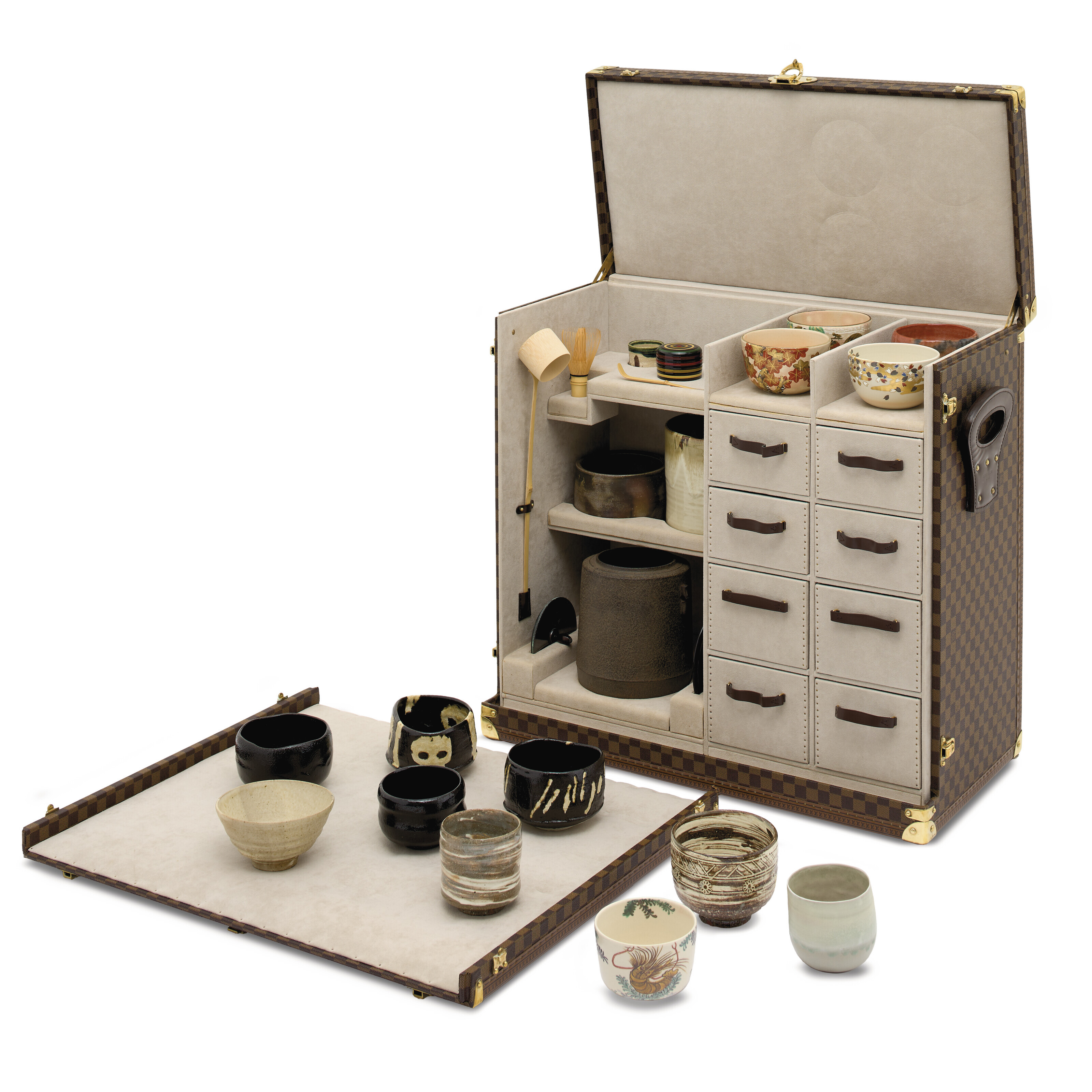特別訂製DAMIER日式茶道收藏箱。尺寸：闊710 x 高660 x 深 240 公分。此拍品於2022年11月26日在佳士得香港典雅傳承：手袋及配飾拍賣售出，成交價567,000港元