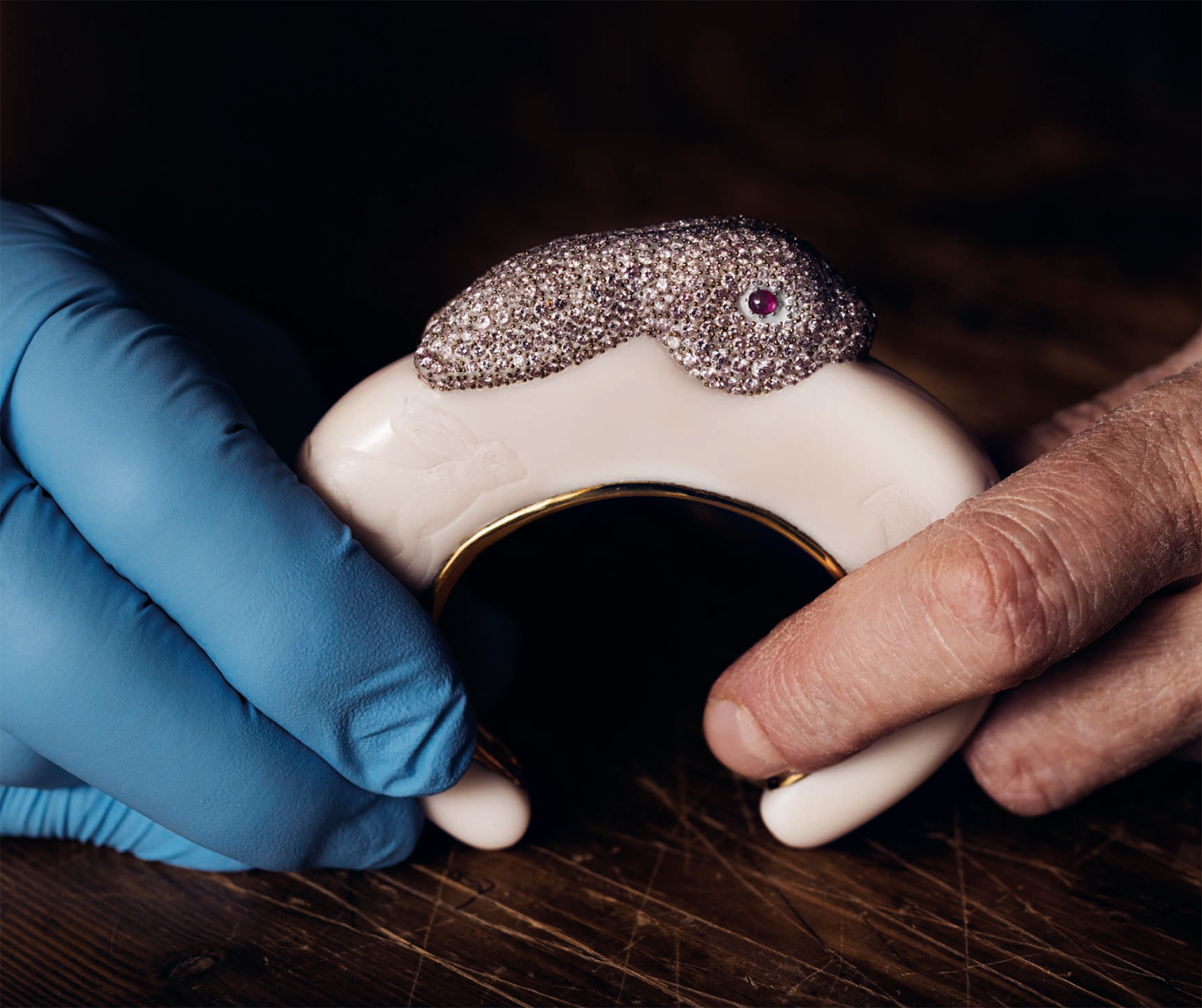 Bunny Bangle, 1988-92. Hand-carved Bakelite, gold, pink Argyle diamonds and rubies. Photo: Geordie Wood