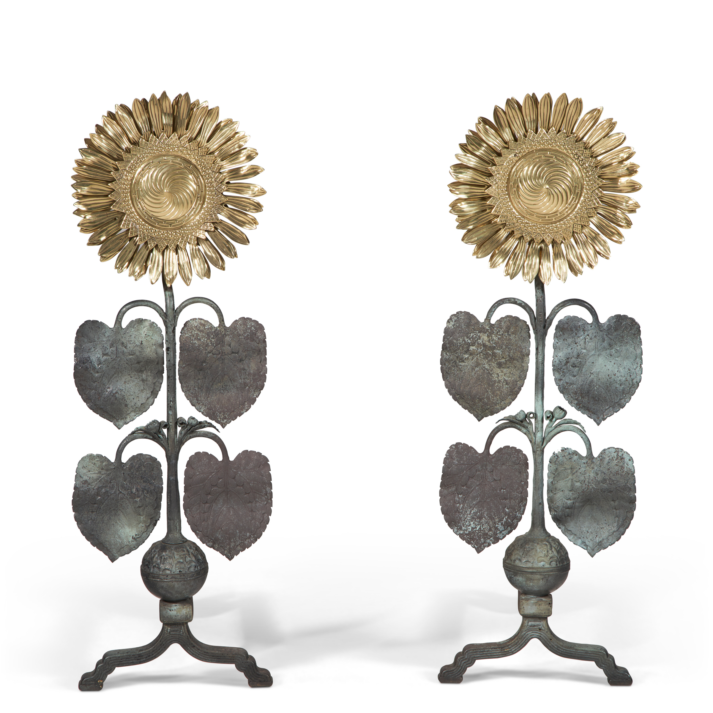 托马斯·杰基尔(1827-1887),一对珍罕“向日葵”柴架,约1878-1884年制。抛光黄铜 绿锈锻铁 锻铁。柴架一:高 33 5/8 英寸(85.5 公分),宽 19 1/2 英寸(49.5 公分),深 11 1/4 英寸(28 公分);柴架二:高 34 英寸(86.4 公分),宽 20 英寸(50.8 公分),深 11 1/4 英寸(28.6 公分)。估价:30,000-50,000美元。此拍品将于2023年6月14日在佳士得纽约“戈登·盖蒂伉俪珍藏:Temple of Wings大宅”拍卖中呈献