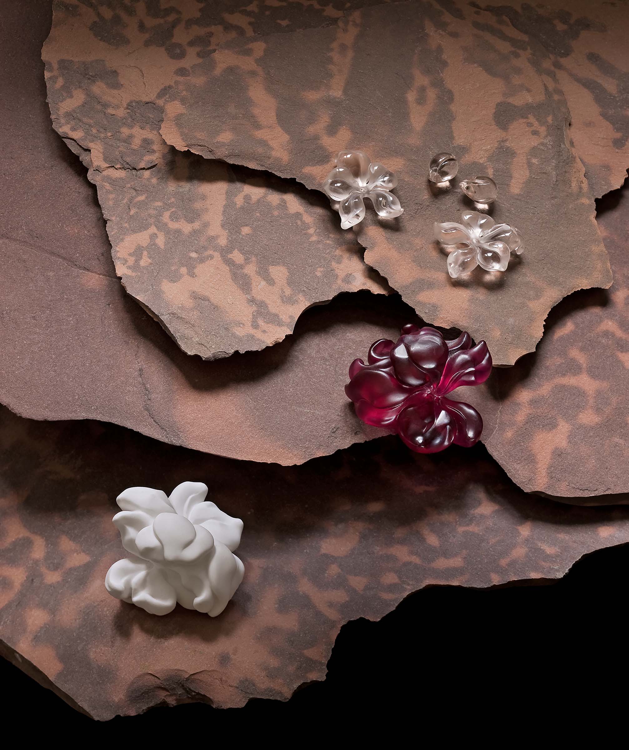 摘自《Cartier: Beaut&eacute;s du Monde: High Jewelry and Precious Objects》，2023年。Bruno Ehrs摄 &copy; Cartier。照片由Rizzoli提供